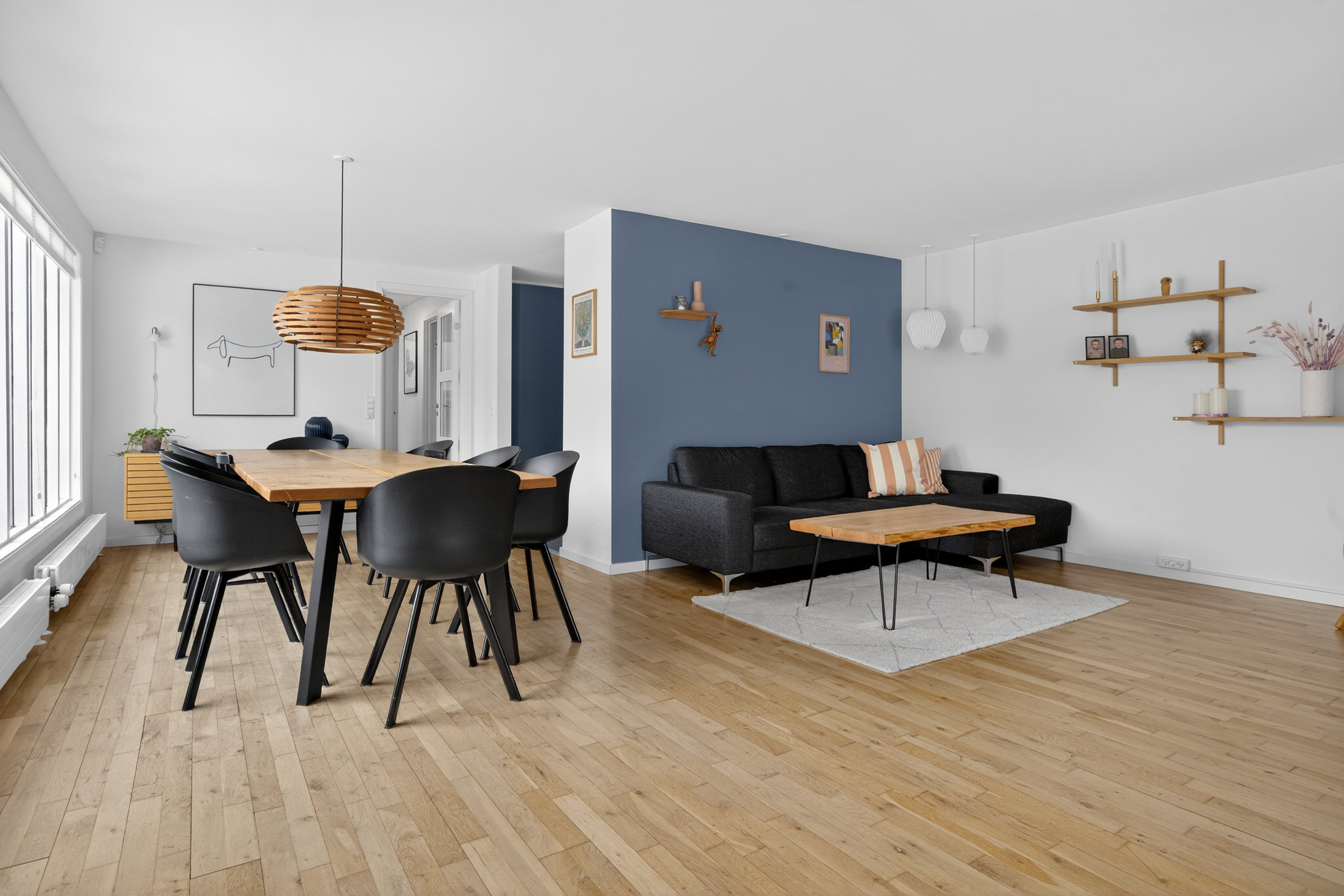 Fremhævet stue billede i fuldskærmstilstand. Billede af Svalebo 2, 2750 Ballerup