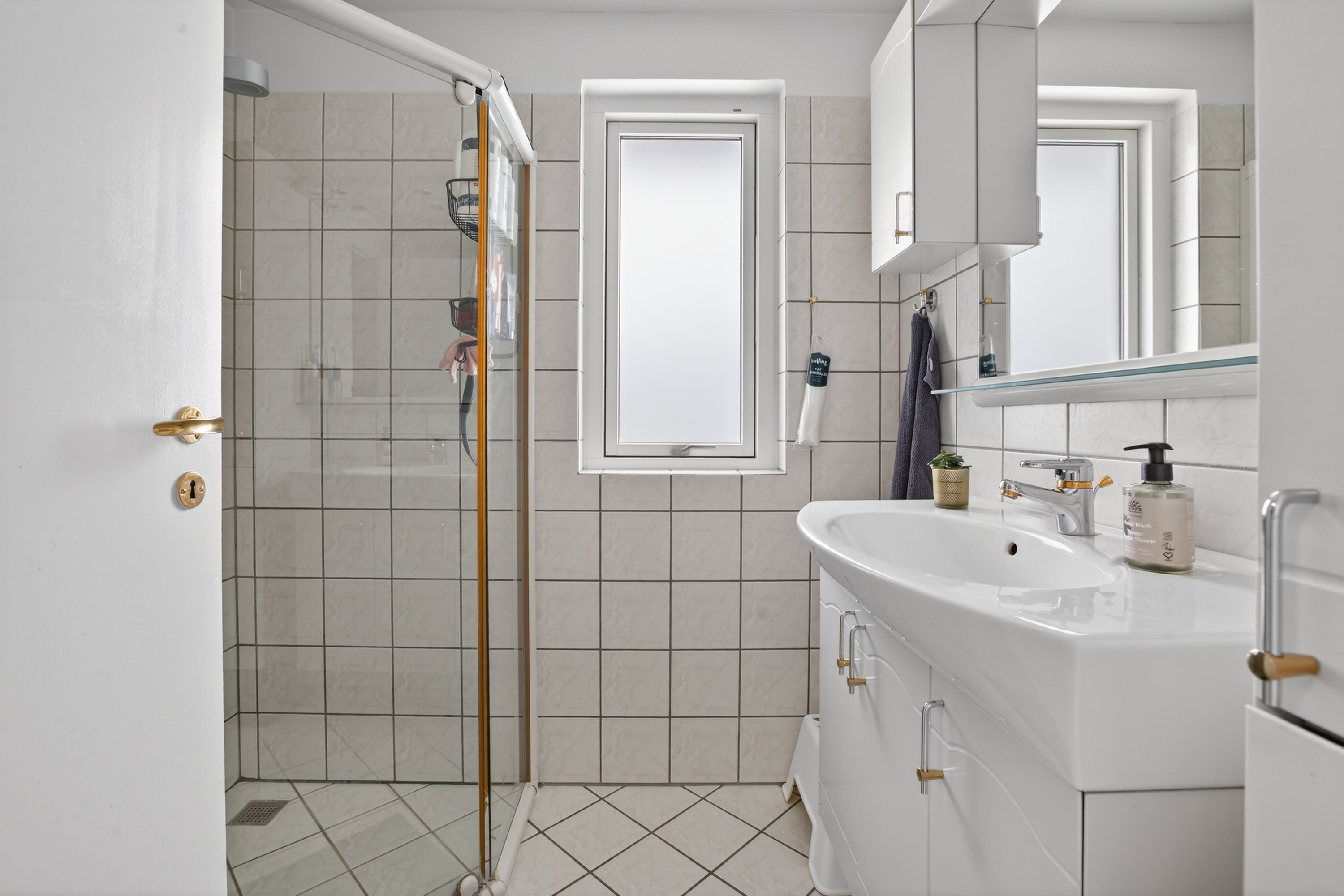 Fremhævet bad billede i fuldskærmstilstand. Billede af Svalebo 2, 2750 Ballerup