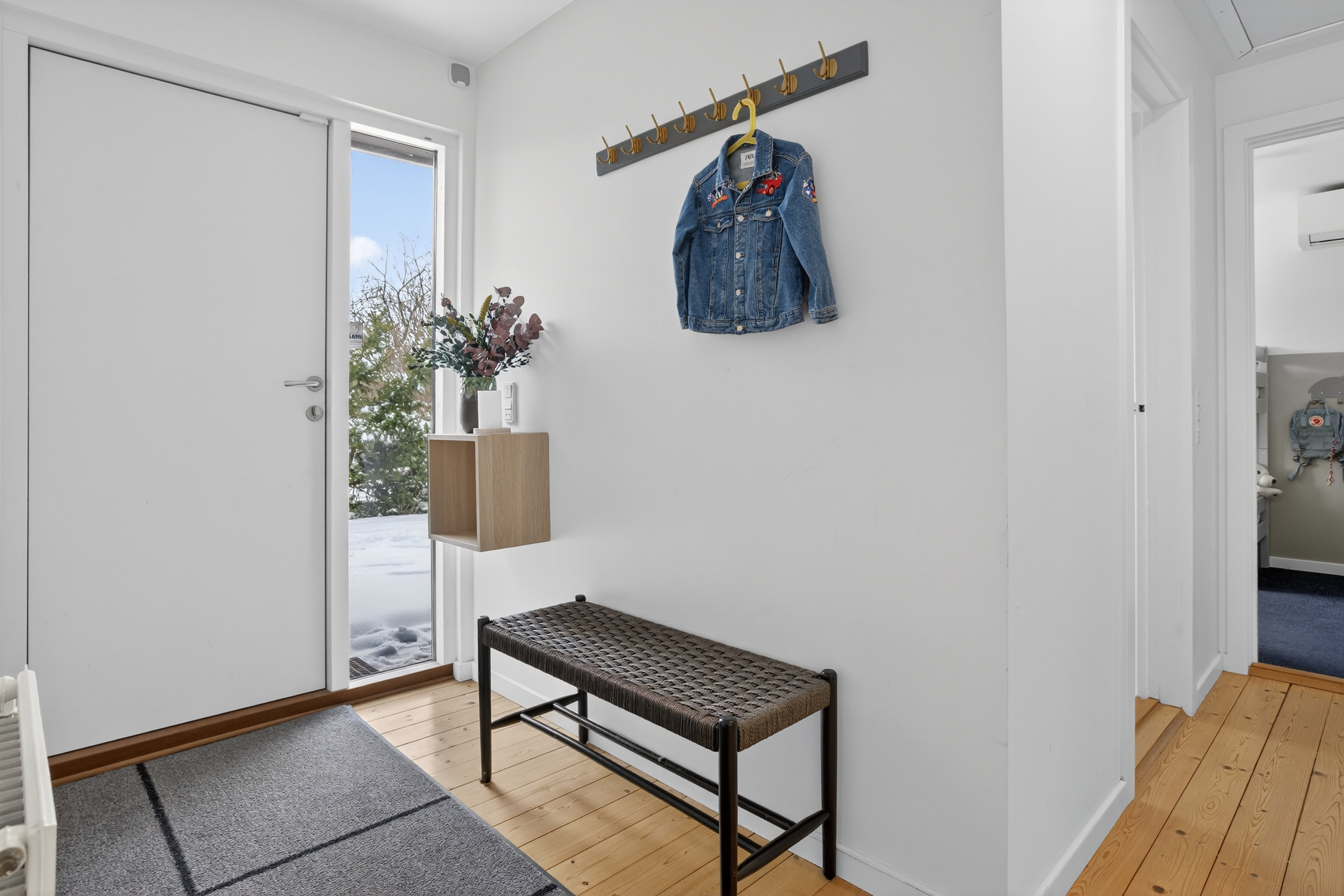 Fremhævet baggang billede i fuldskærmstilstand. Billede af Svalebo 2, 2750 Ballerup