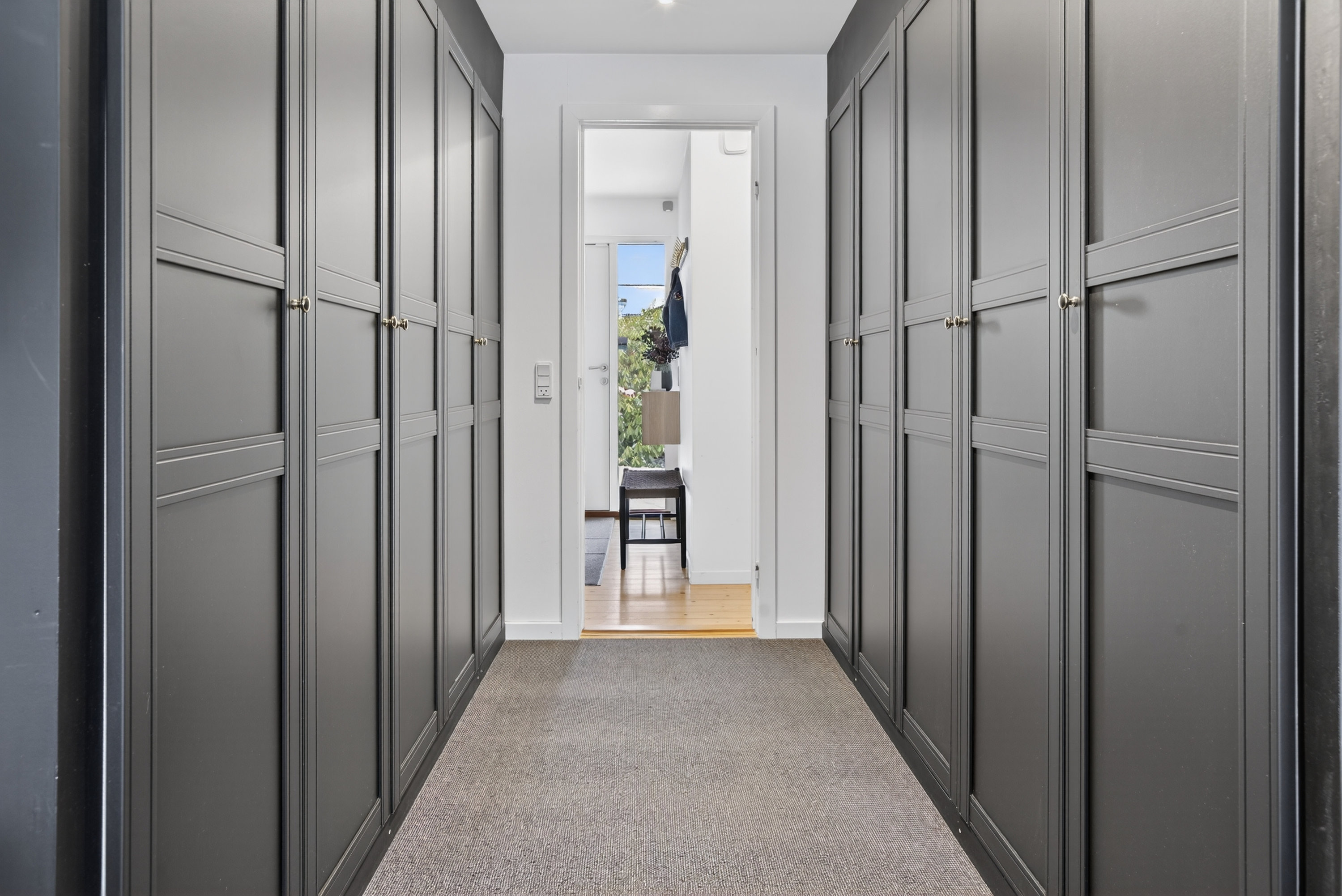 Fremhævet baggang billede i fuldskærmstilstand. Billede af Svalebo 2, 2750 Ballerup