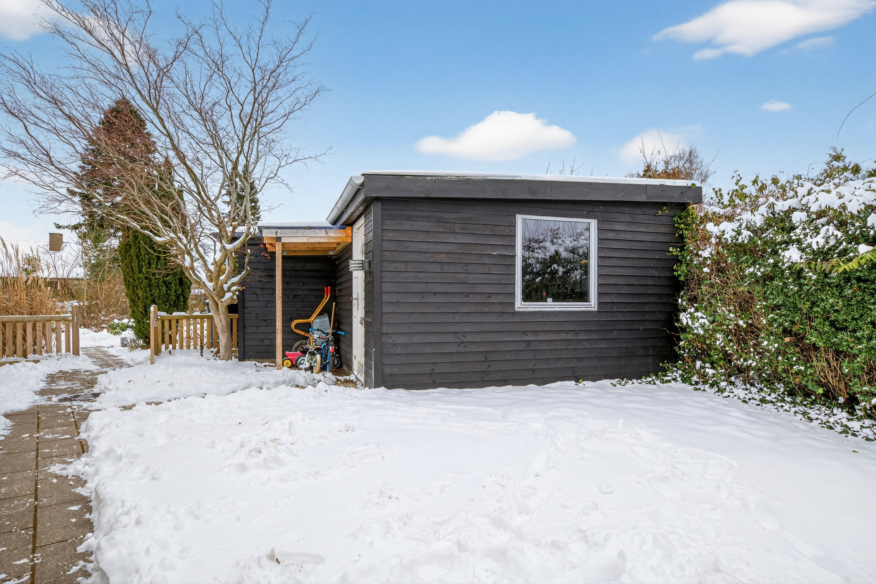 Fremhævet ude billede i fuldskærmstilstand. Billede af Svalebo 2, 2750 Ballerup