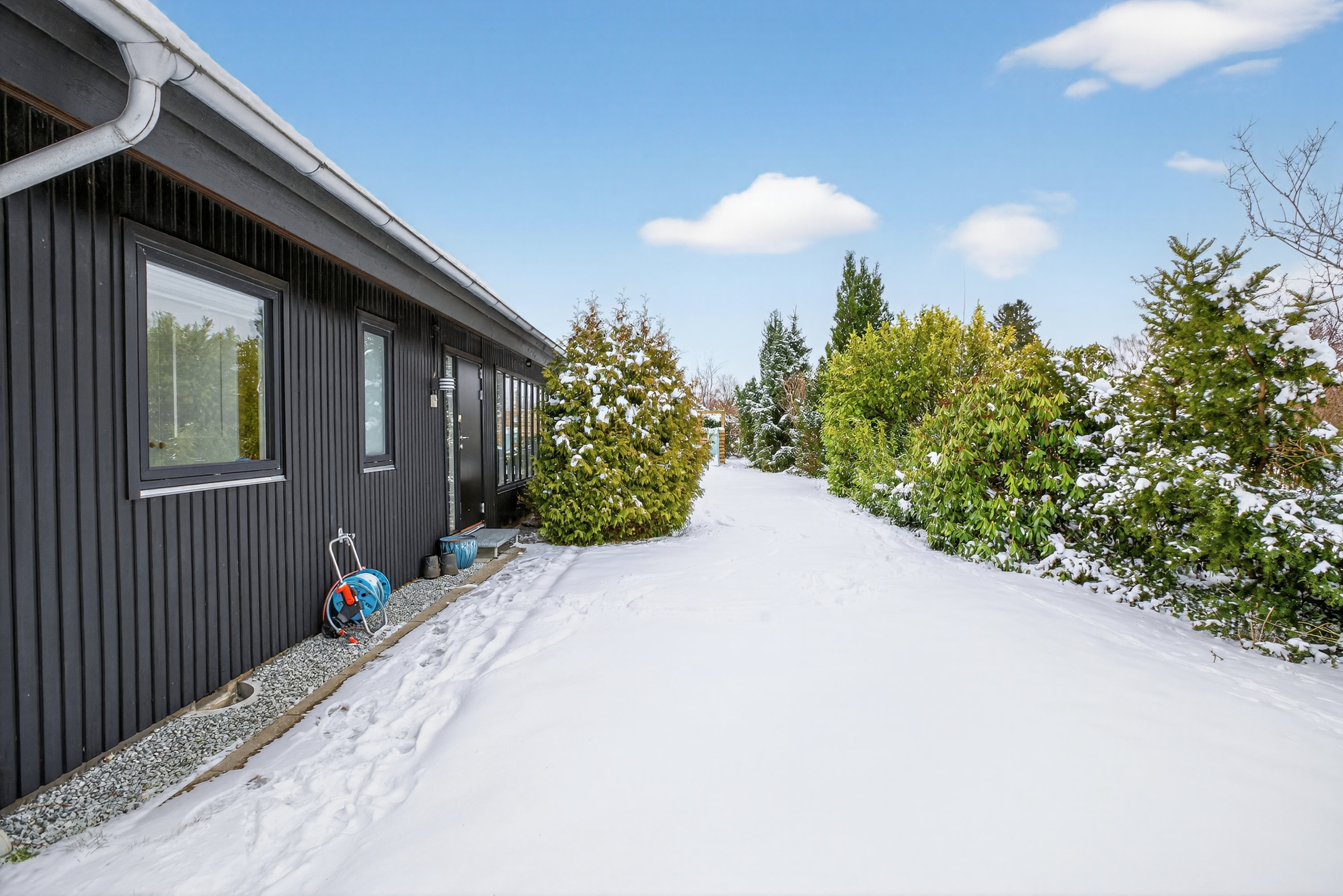 Fremhævet ude billede i fuldskærmstilstand. Billede af Svalebo 2, 2750 Ballerup