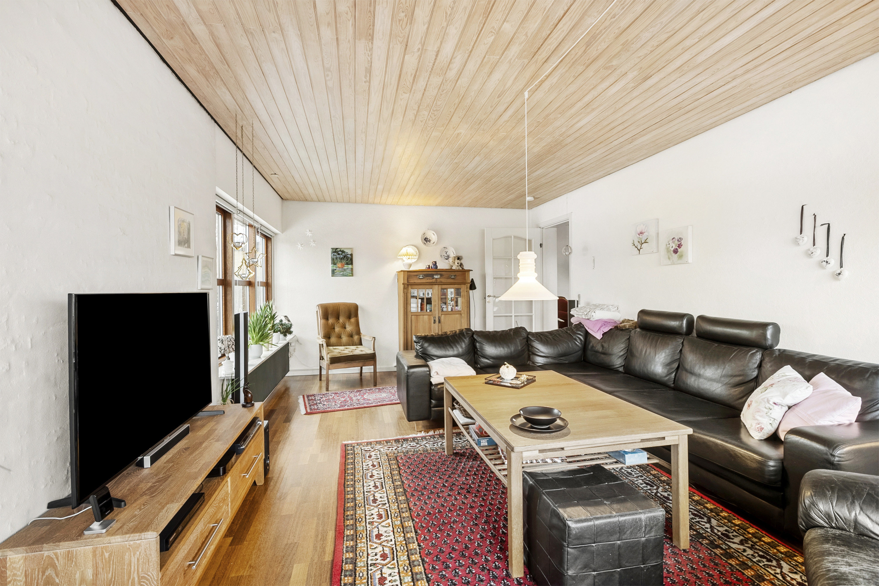 Fremhævet stue billede i fuldskærmstilstand. Billede af Gramsløkke 1, 6200 Aabenraa