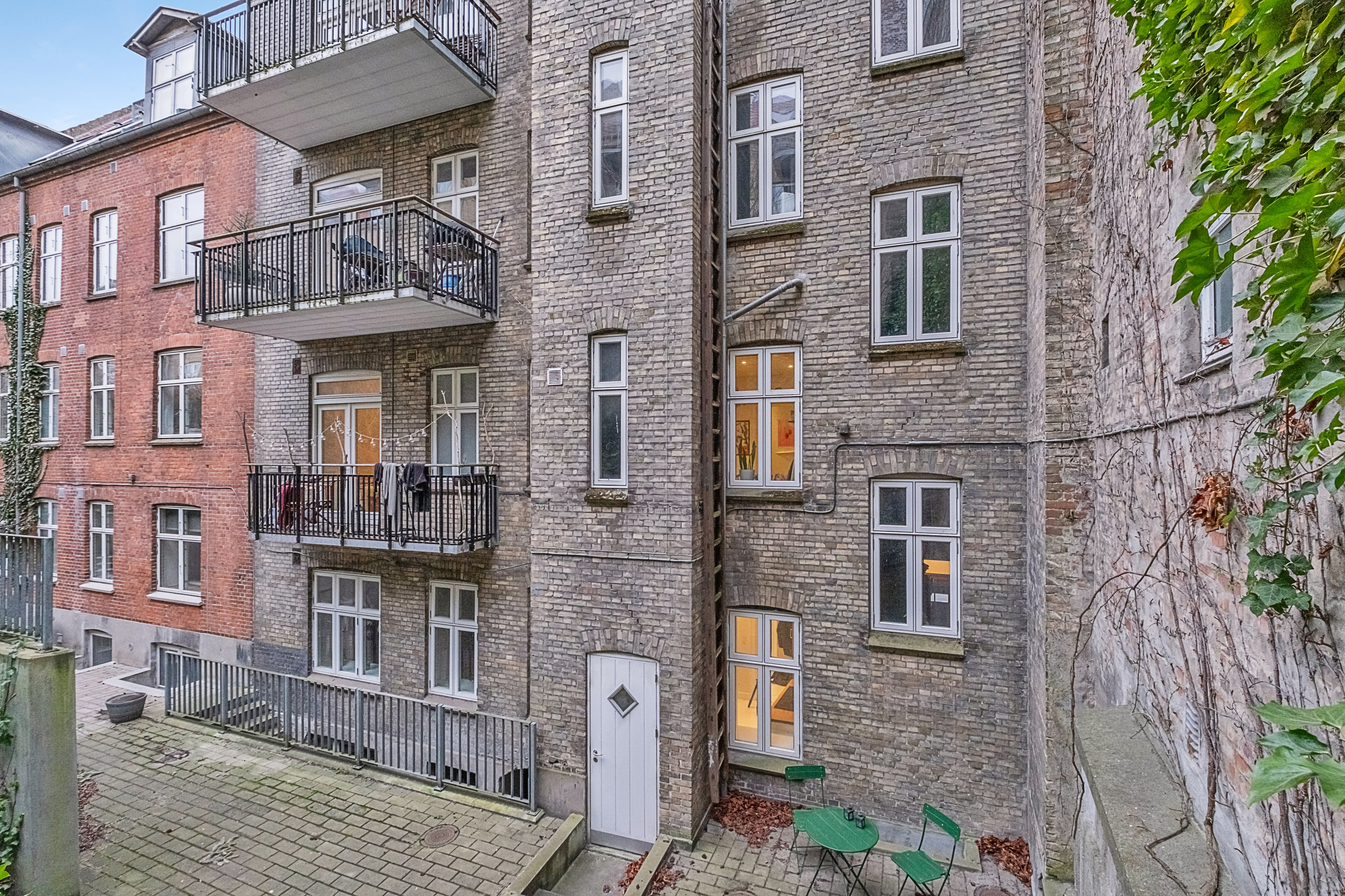 Fremhævet bag facade billede i fuldskærmstilstand. Billede af Strandvejen 32, st.., 8000 Aarhus C