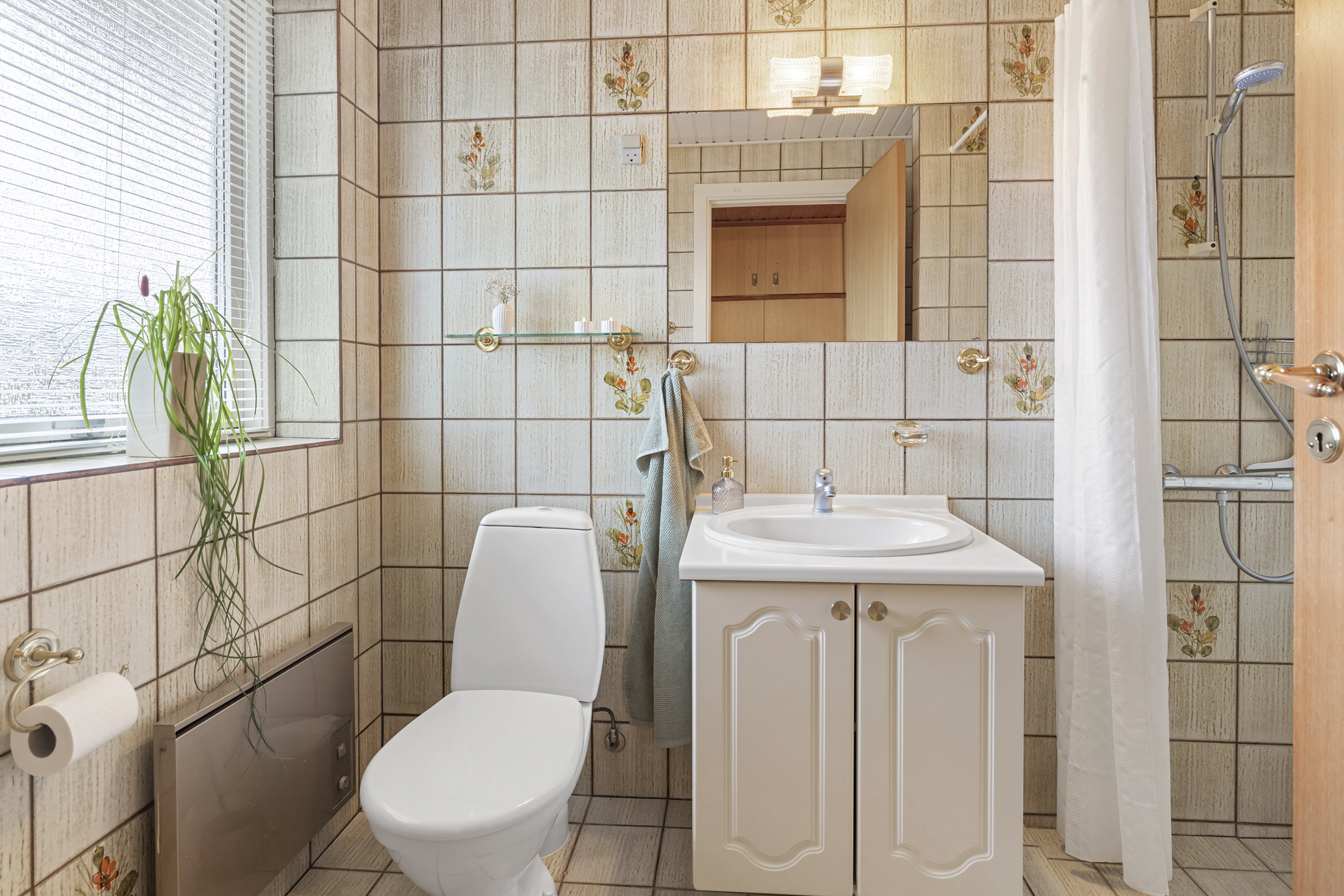 Fremhævet badeværelse billede i fuldskærmstilstand. Billede af Valmuemarken 12, Halvrimmen, 9460 Brovst