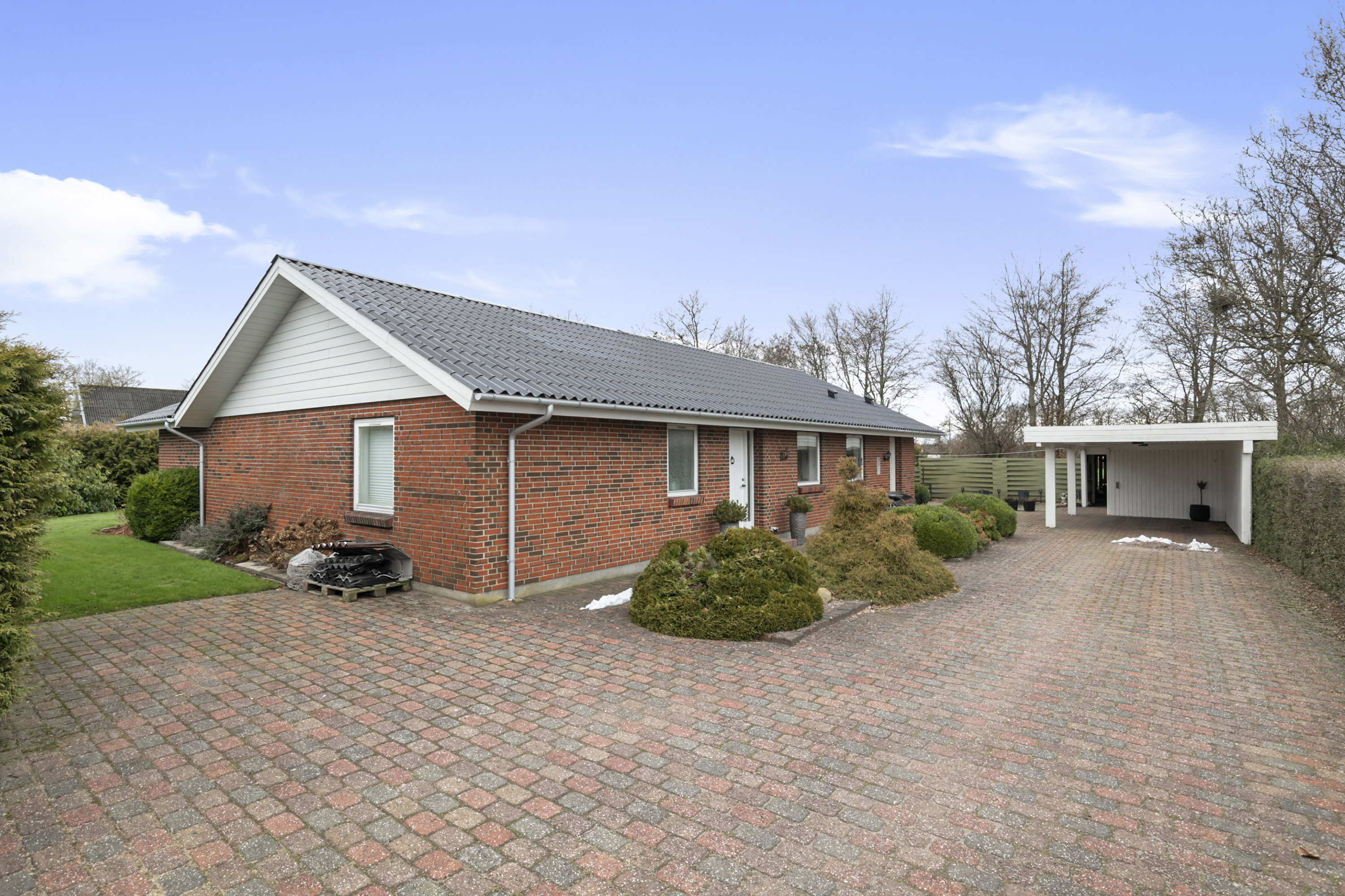 Fremhævet facade billede i fuldskærmstilstand. Billede af Valmuemarken 12, Halvrimmen, 9460 Brovst