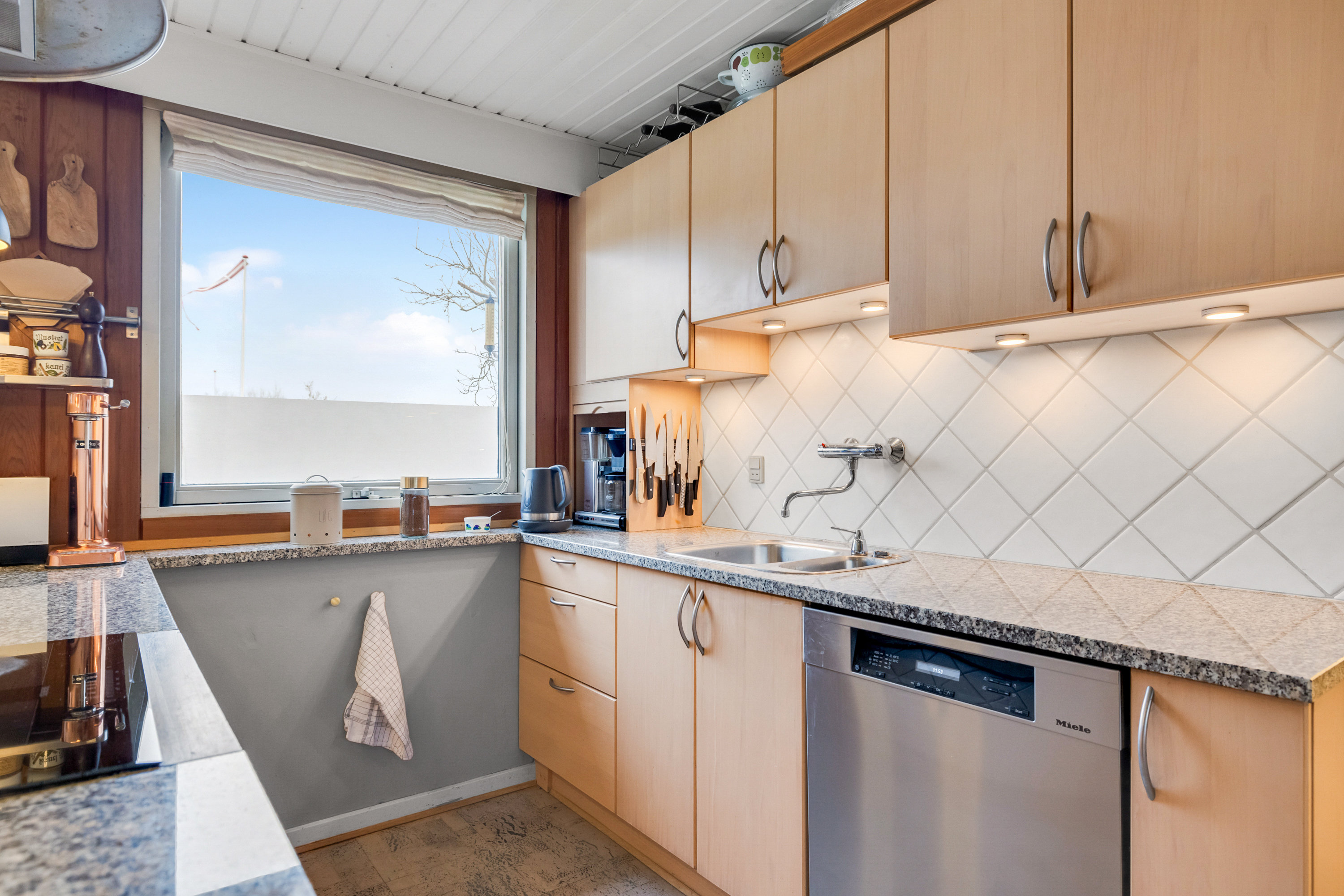 Fremhævet køkken billede i fuldskærmstilstand. Billede af Højvangsvej 80, Stavtrup, 8260 Viby J