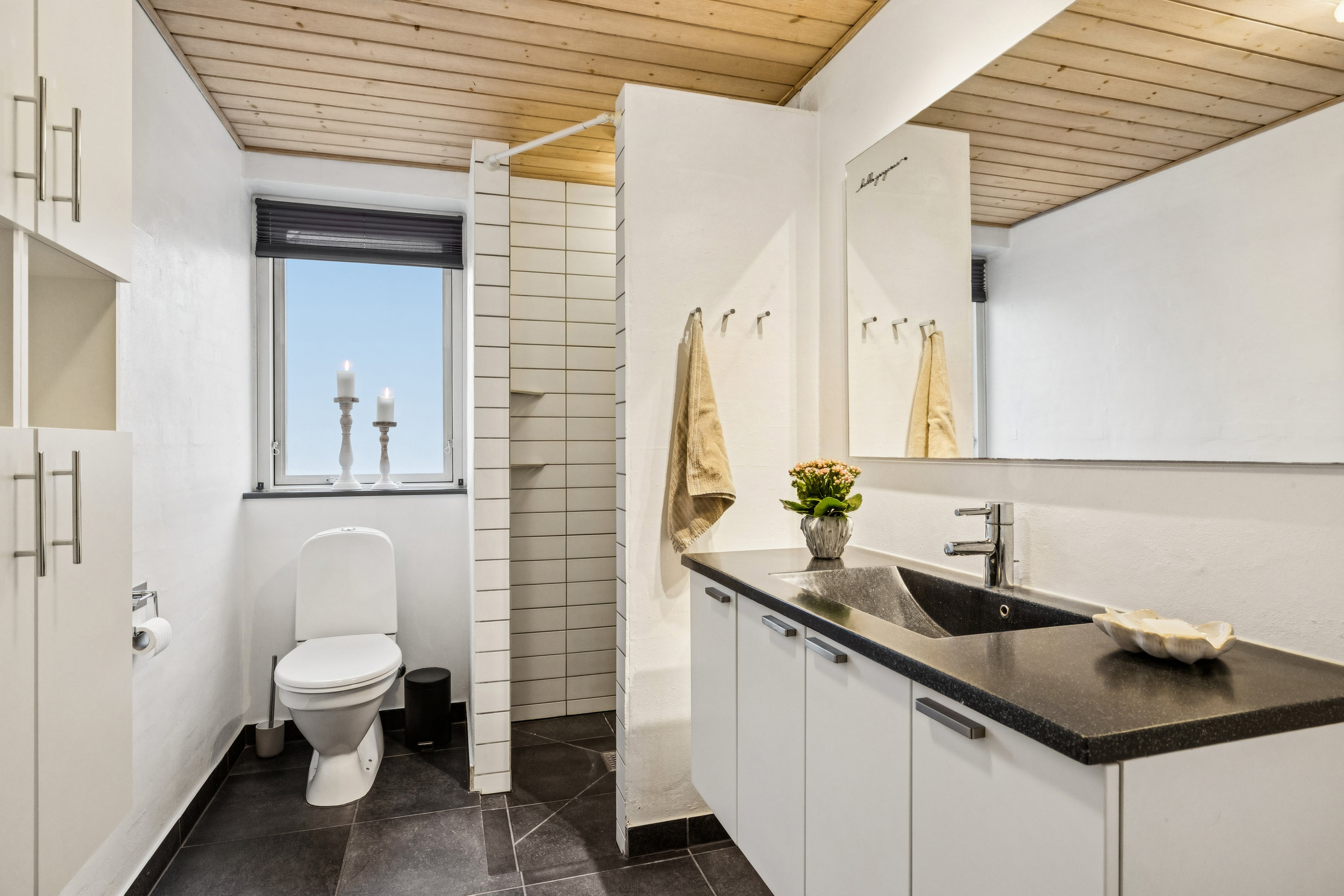 Fremhævet badeværelse billede i fuldskærmstilstand. Billede af Lillemøllevej 1, Hvornum, 9500 Hobro