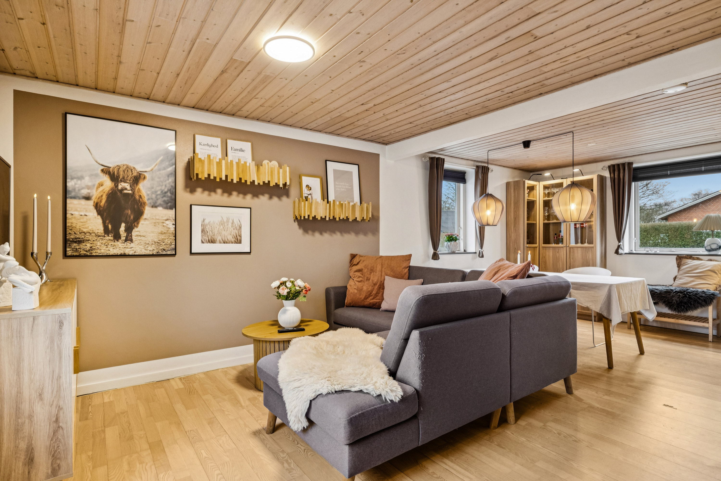 Fremhævet stue billede i fuldskærmstilstand. Billede af Lillemøllevej 1, Hvornum, 9500 Hobro