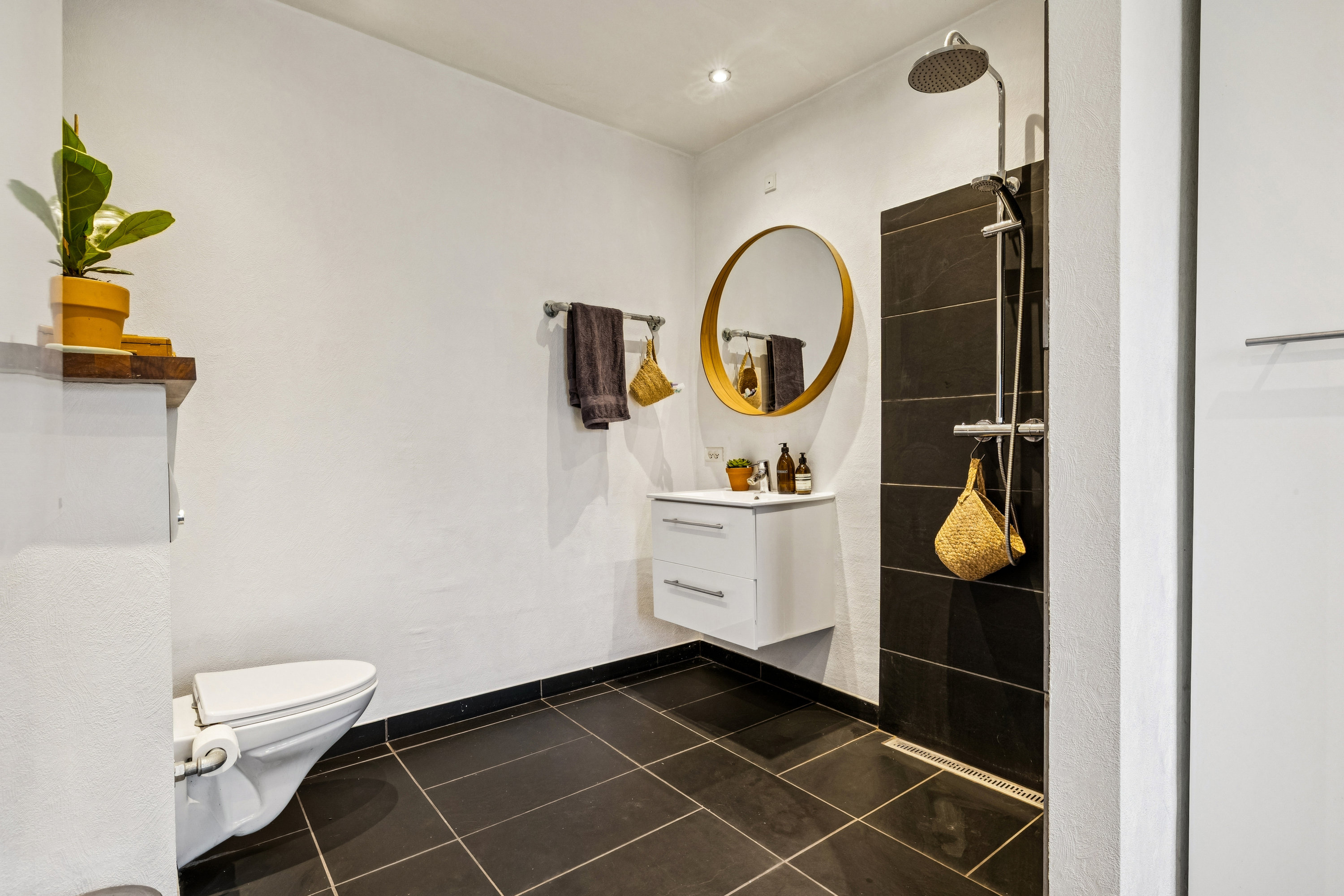 Fremhævet badeværelse billede i fuldskærmstilstand. Billede af Løgstørvej 72, Hørby, 9500 Hobro