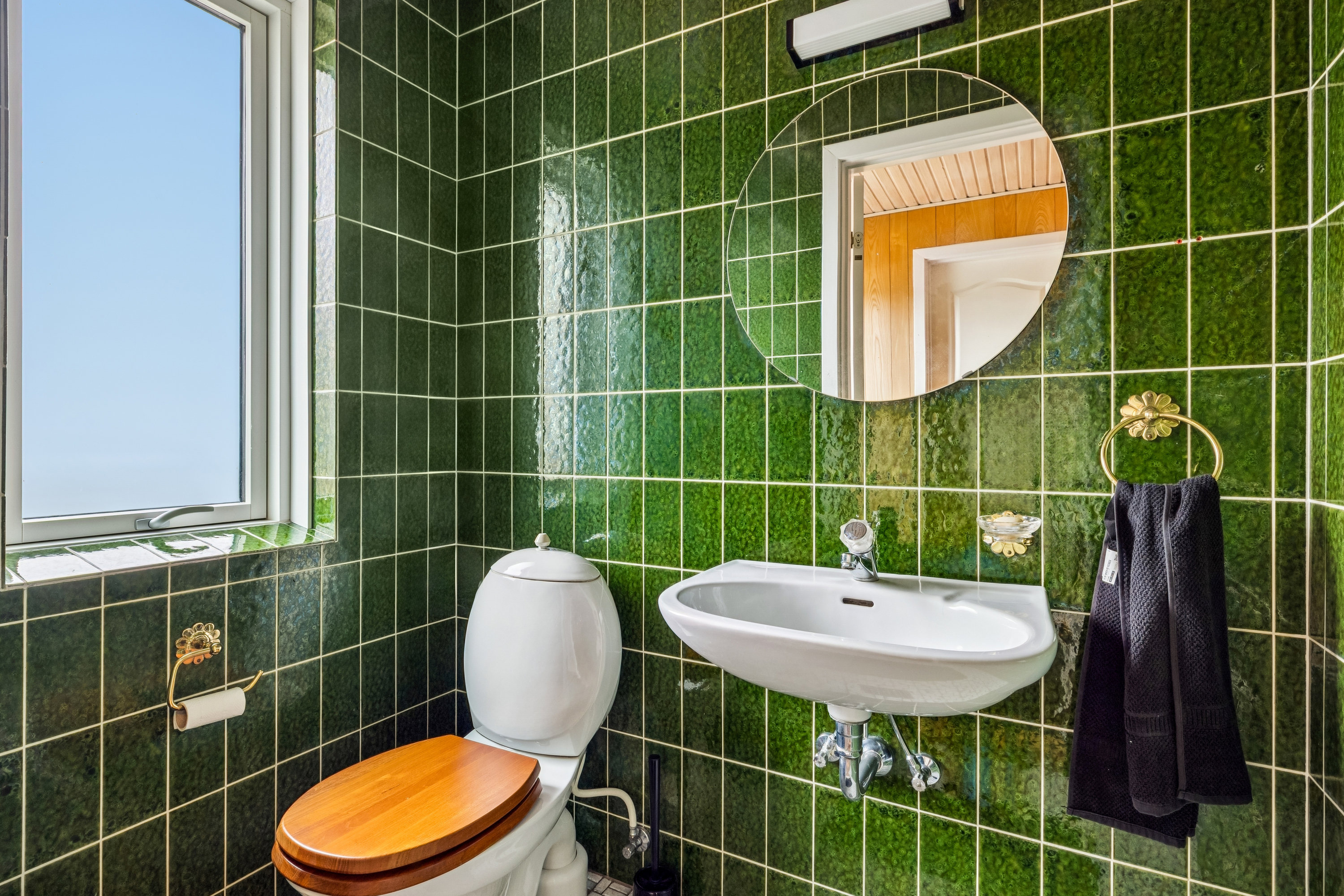 Fremhævet toilet billede i fuldskærmstilstand. Billede af Tværvej 9, Vebbestrup, 9500 Hobro