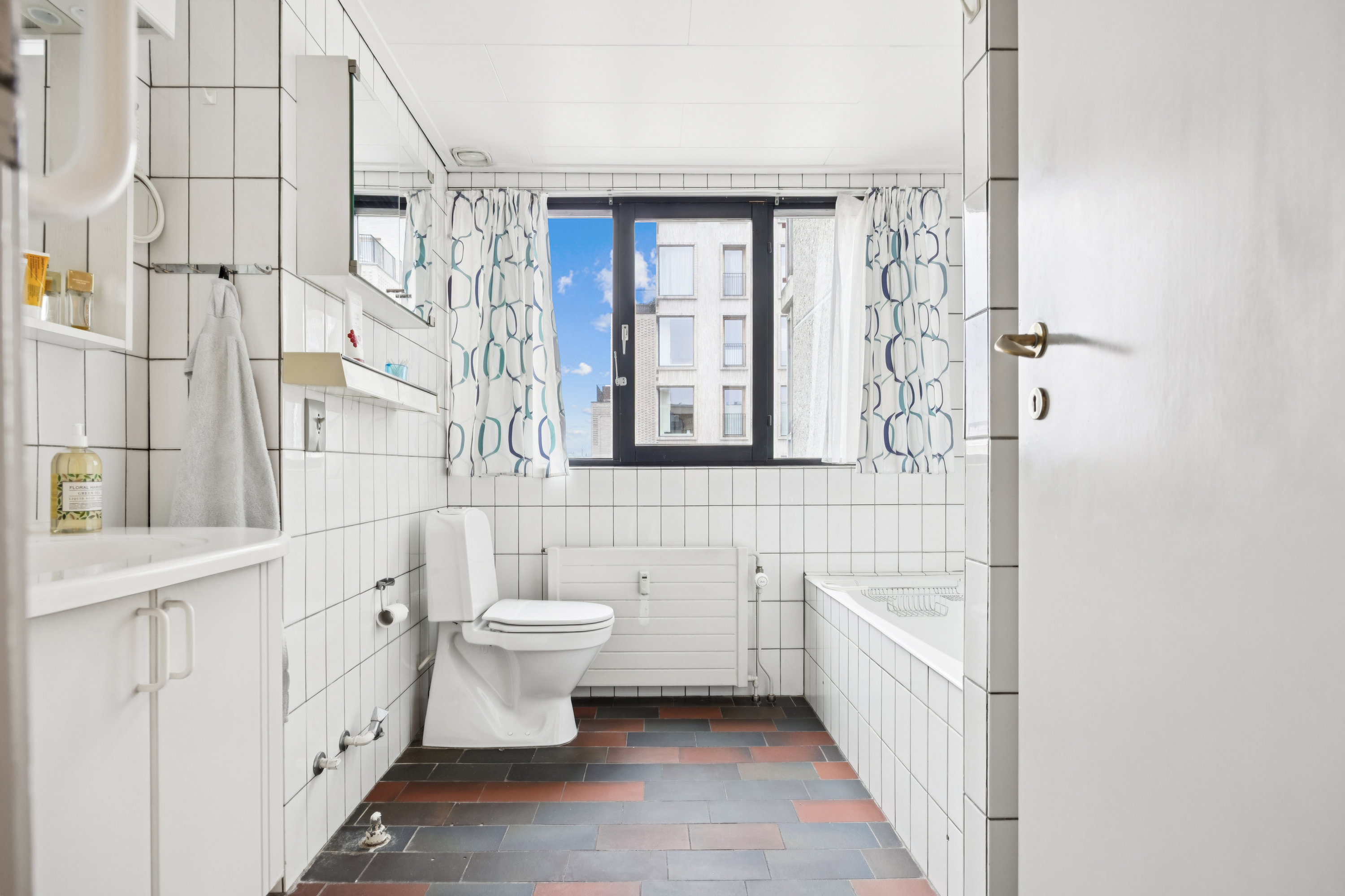 Fremhævet badeværelse billede i fuldskærmstilstand. Billede af Frederiksberg Alle 43, 4. tv., 1820 Frederiksberg C