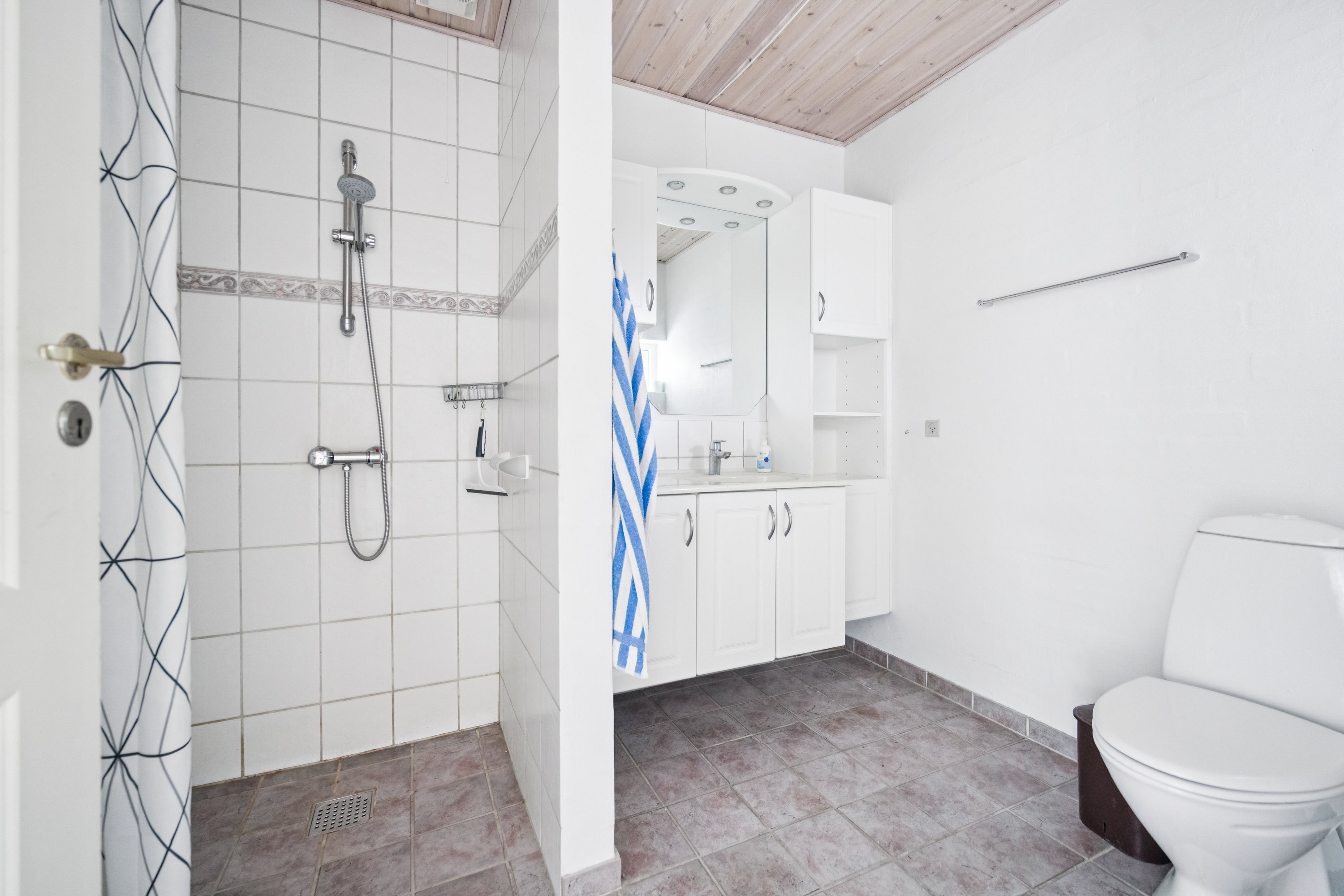 Fremhævet badeværelse billede i fuldskærmstilstand. Billede af Møllevangen 49, 9320 Hjallerup