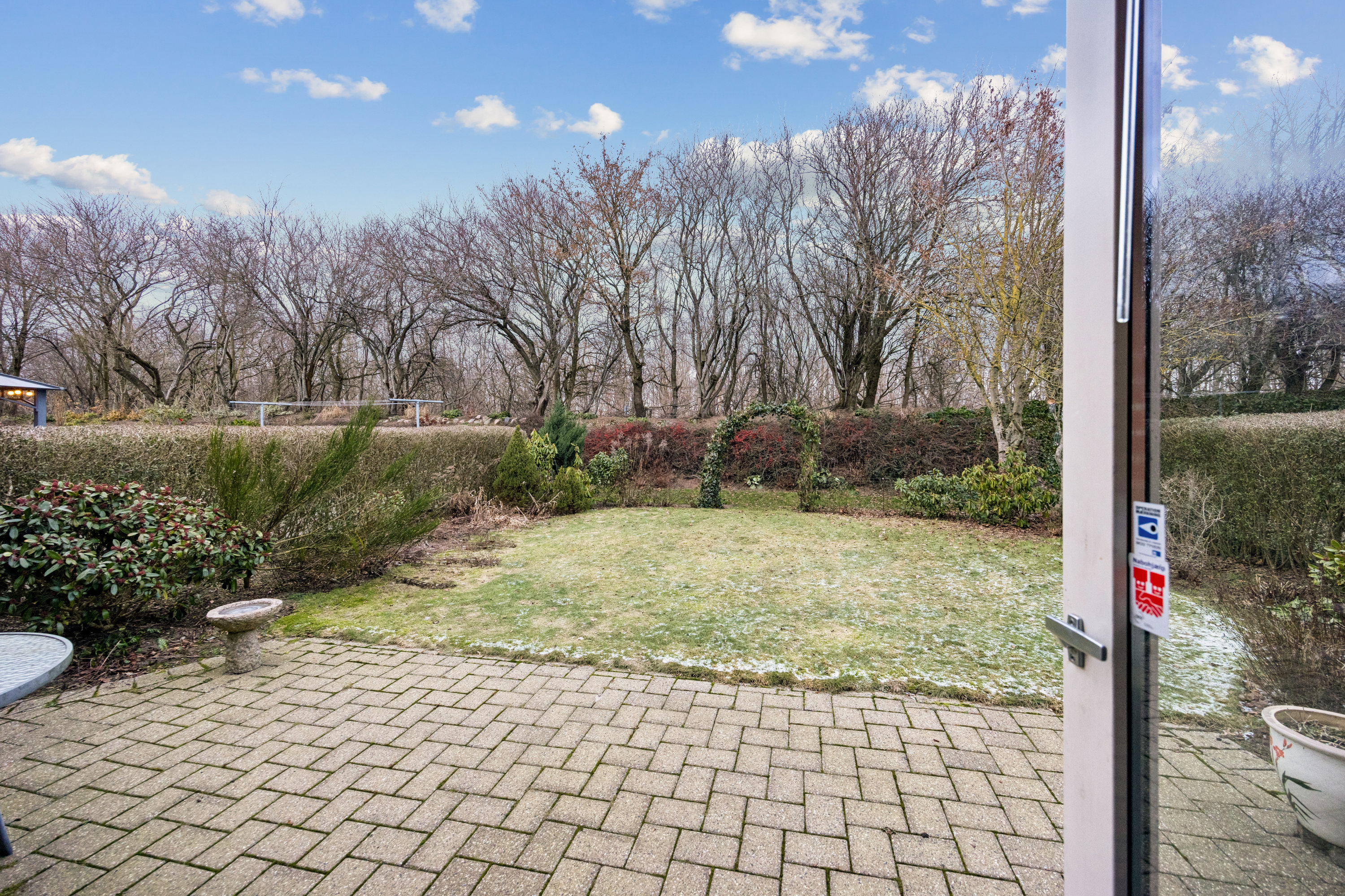 Fremhævet terrasse billede i fuldskærmstilstand. Billede af Møllevangen 49, 9320 Hjallerup