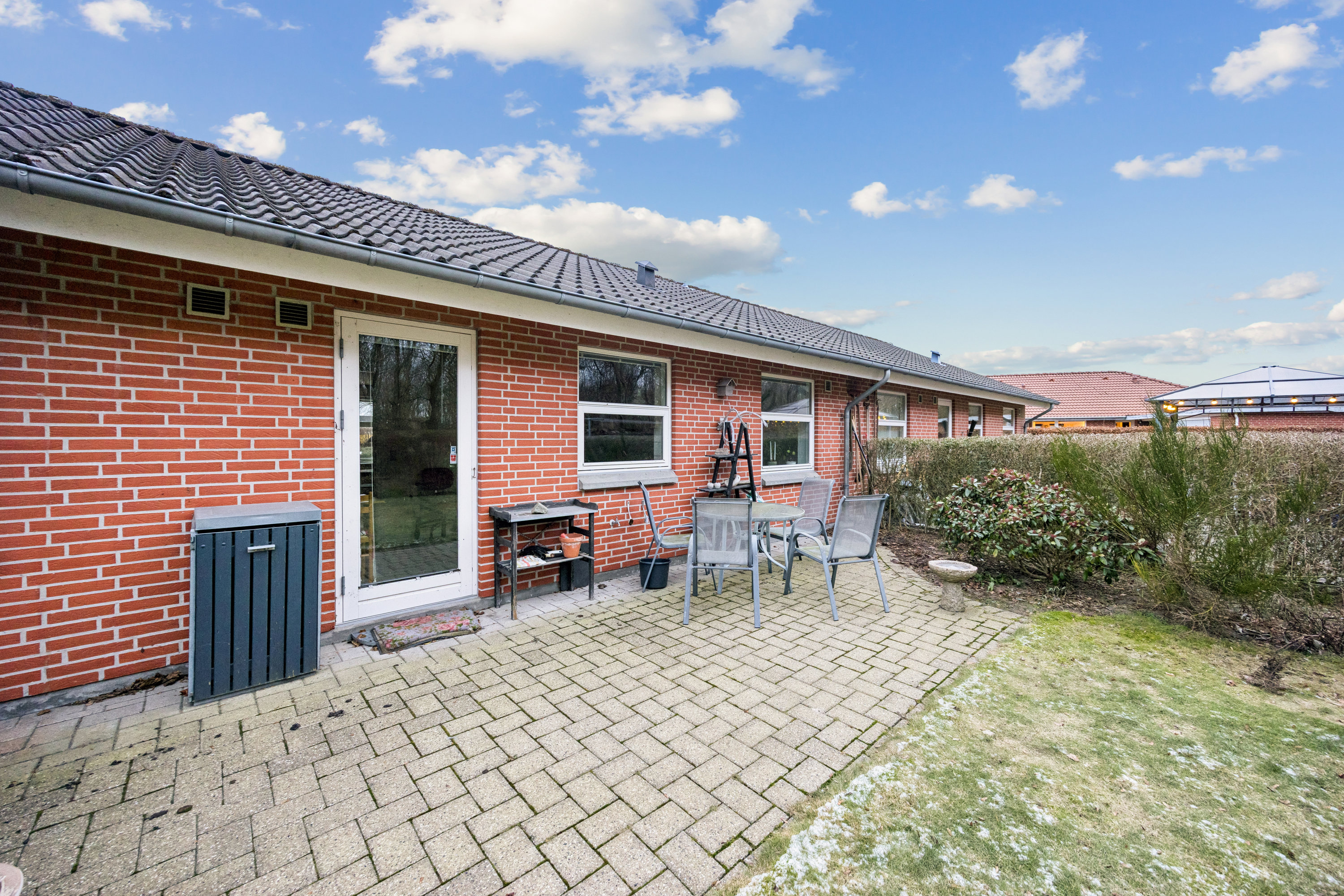 Fremhævet facade billede i fuldskærmstilstand. Billede af Møllevangen 49, 9320 Hjallerup