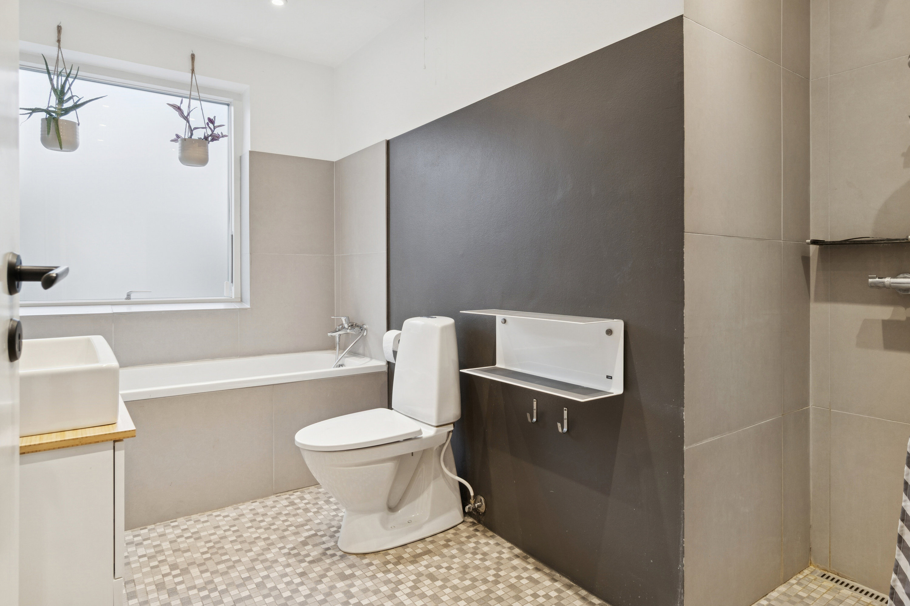 Fremhævet badeværelse billede i fuldskærmstilstand. Billede af Glimvej 13, 2650 Hvidovre