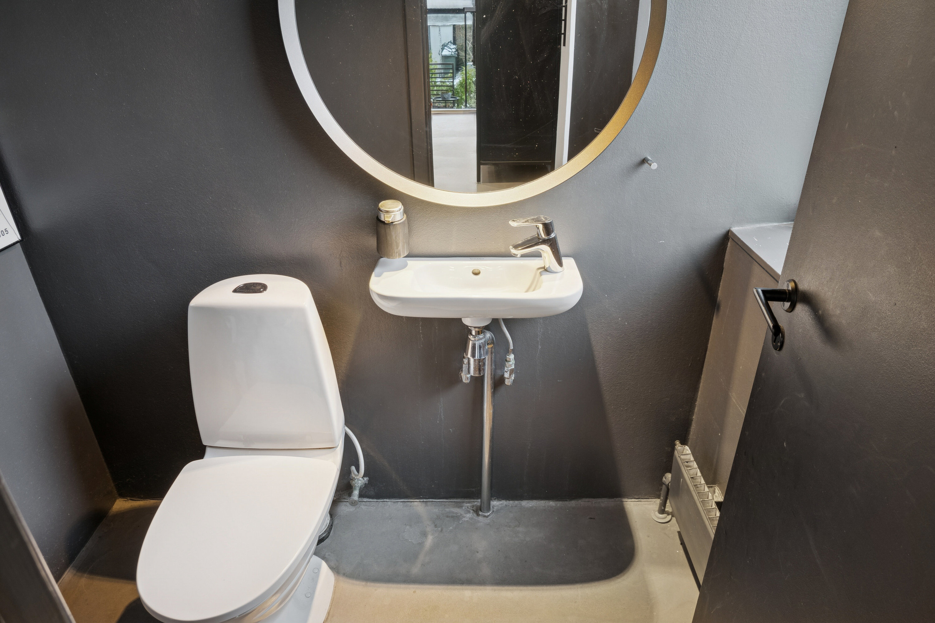 Fremhævet toilet billede i fuldskærmstilstand. Billede af Glimvej 13, 2650 Hvidovre