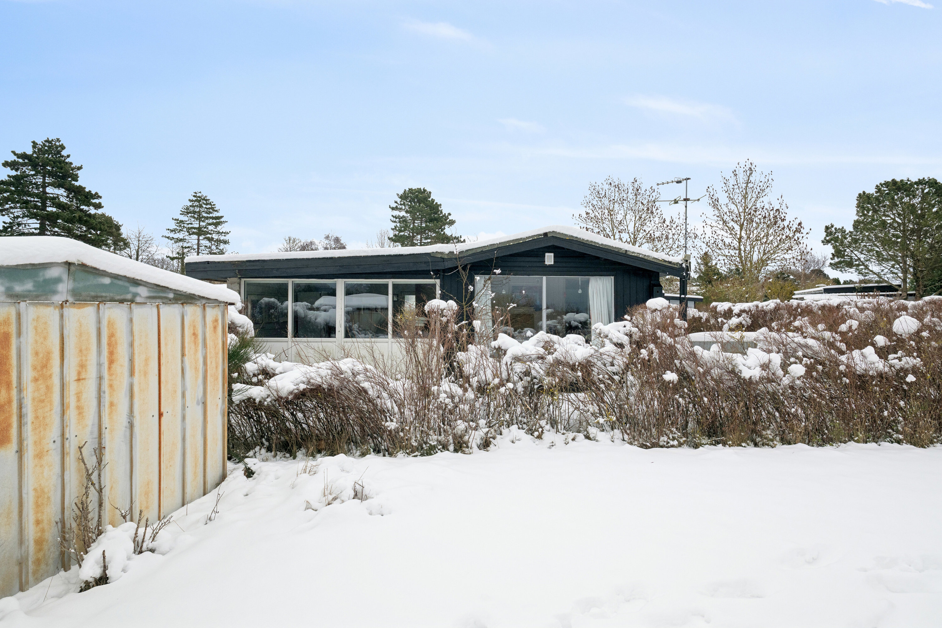 Fremhævet set fra haven billede i fuldskærmstilstand. Billede af Andebakken 1, 4760 Vordingborg