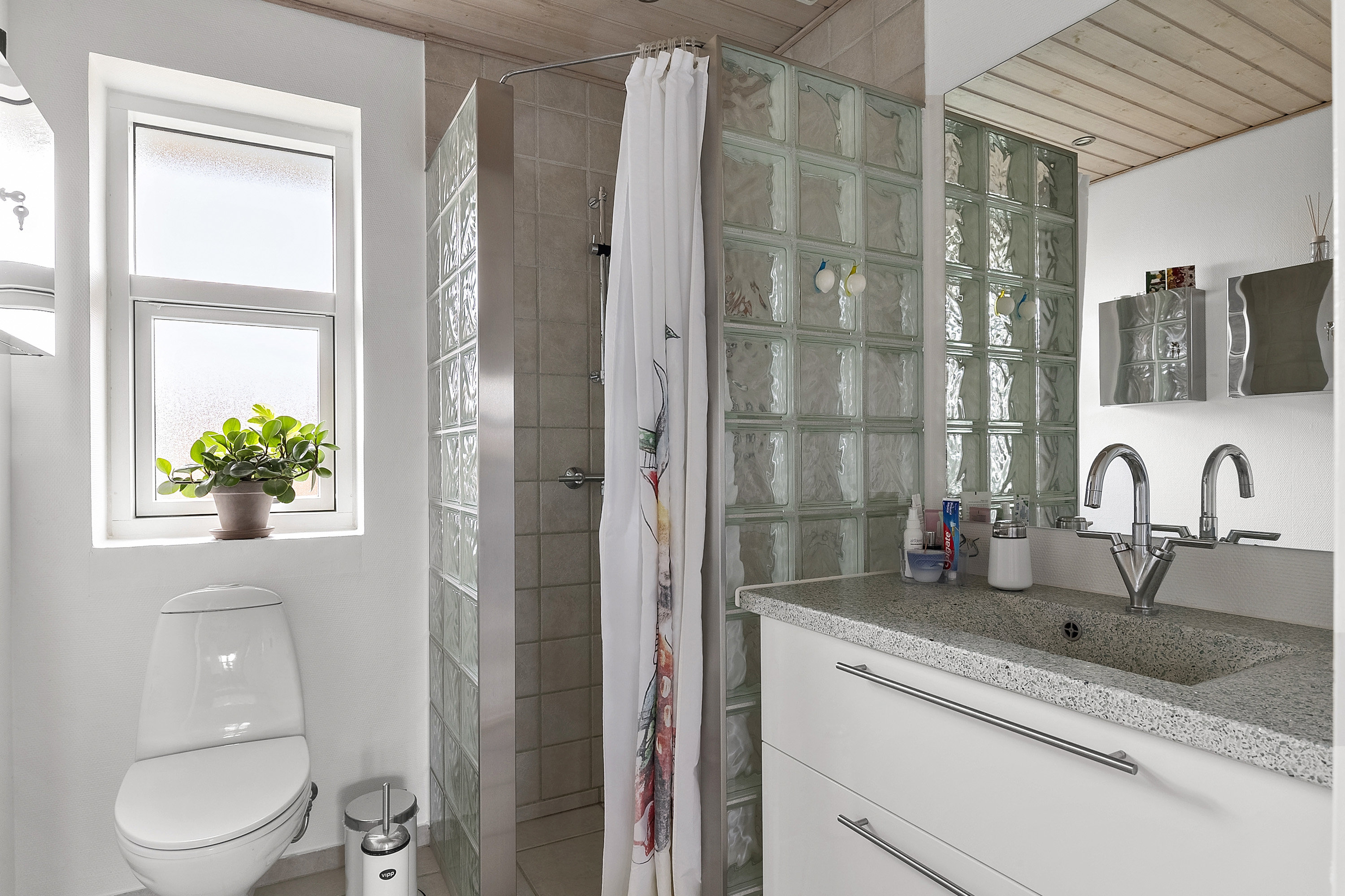 Fremhævet badeværelse billede i fuldskærmstilstand. Billede af Elgårdsmindelunden 103, 8362 Hørning