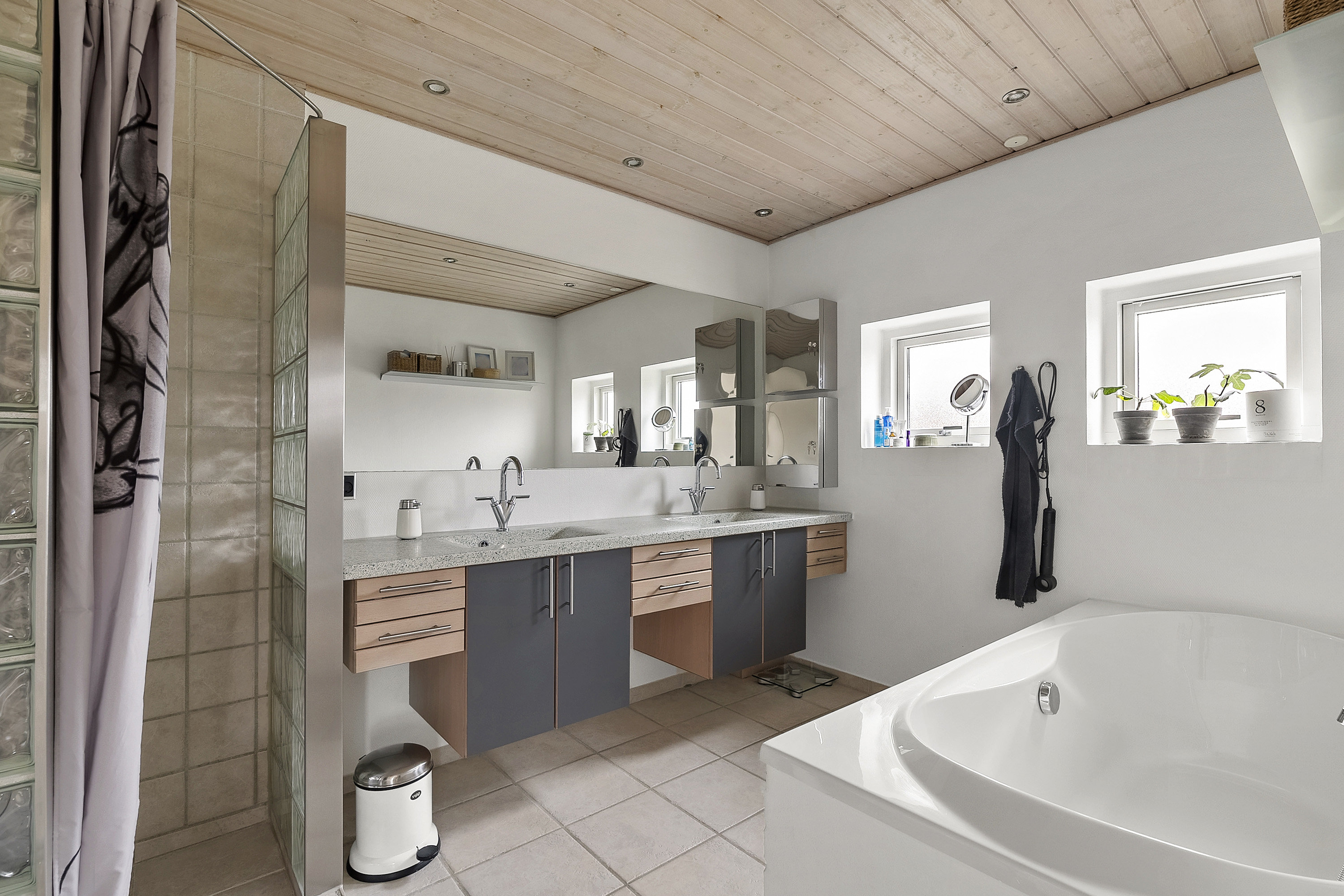 Fremhævet badeværelse billede i fuldskærmstilstand. Billede af Elgårdsmindelunden 103, 8362 Hørning