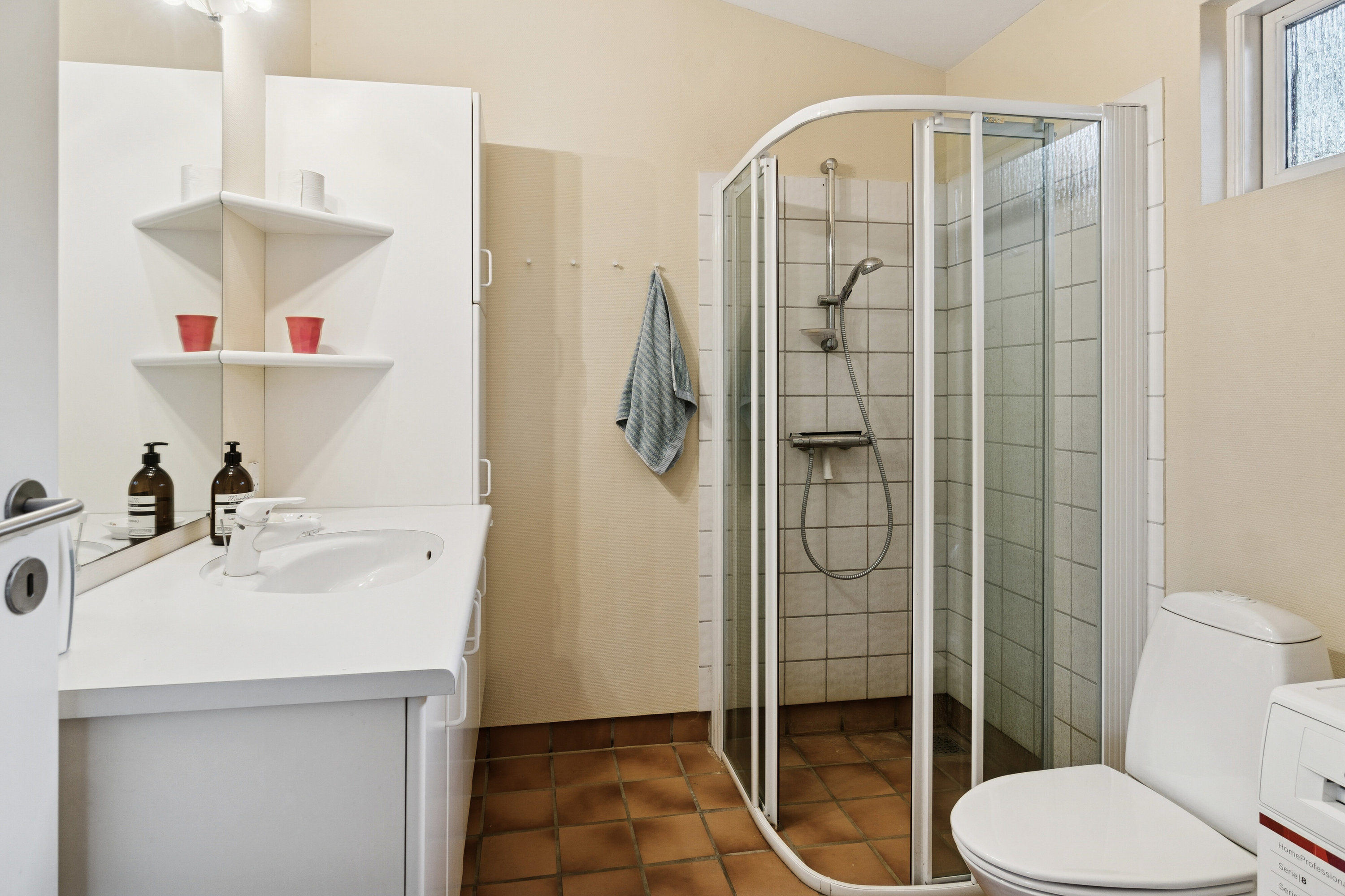 Fremhævet badeværelse billede i fuldskærmstilstand. Billede af Syrenvej 20, Ellinge Lyng, 4560 Vig