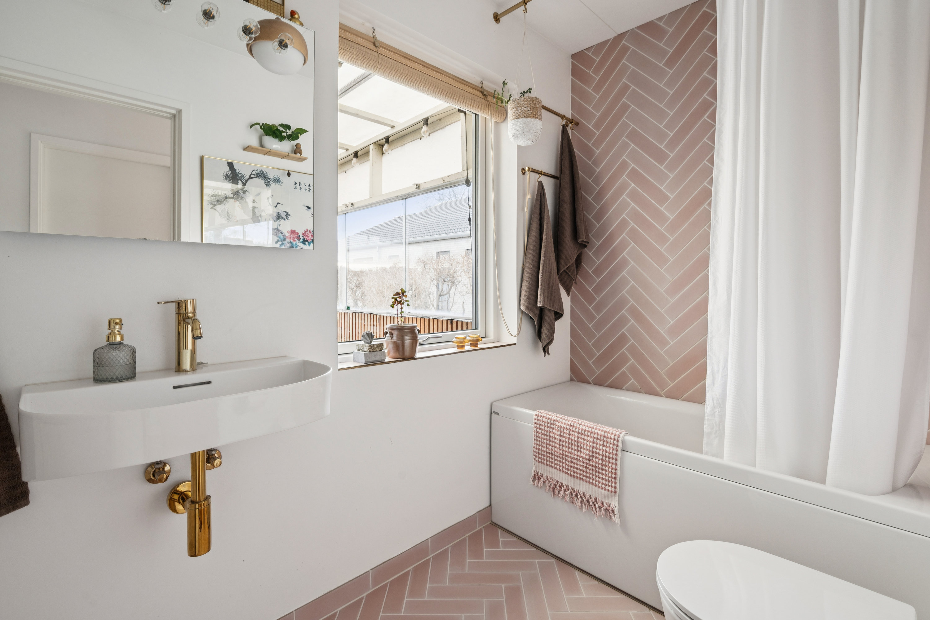 Fremhævet badeværelse billede i fuldskærmstilstand. Billede af Solsikkevej 12, 8240 Risskov