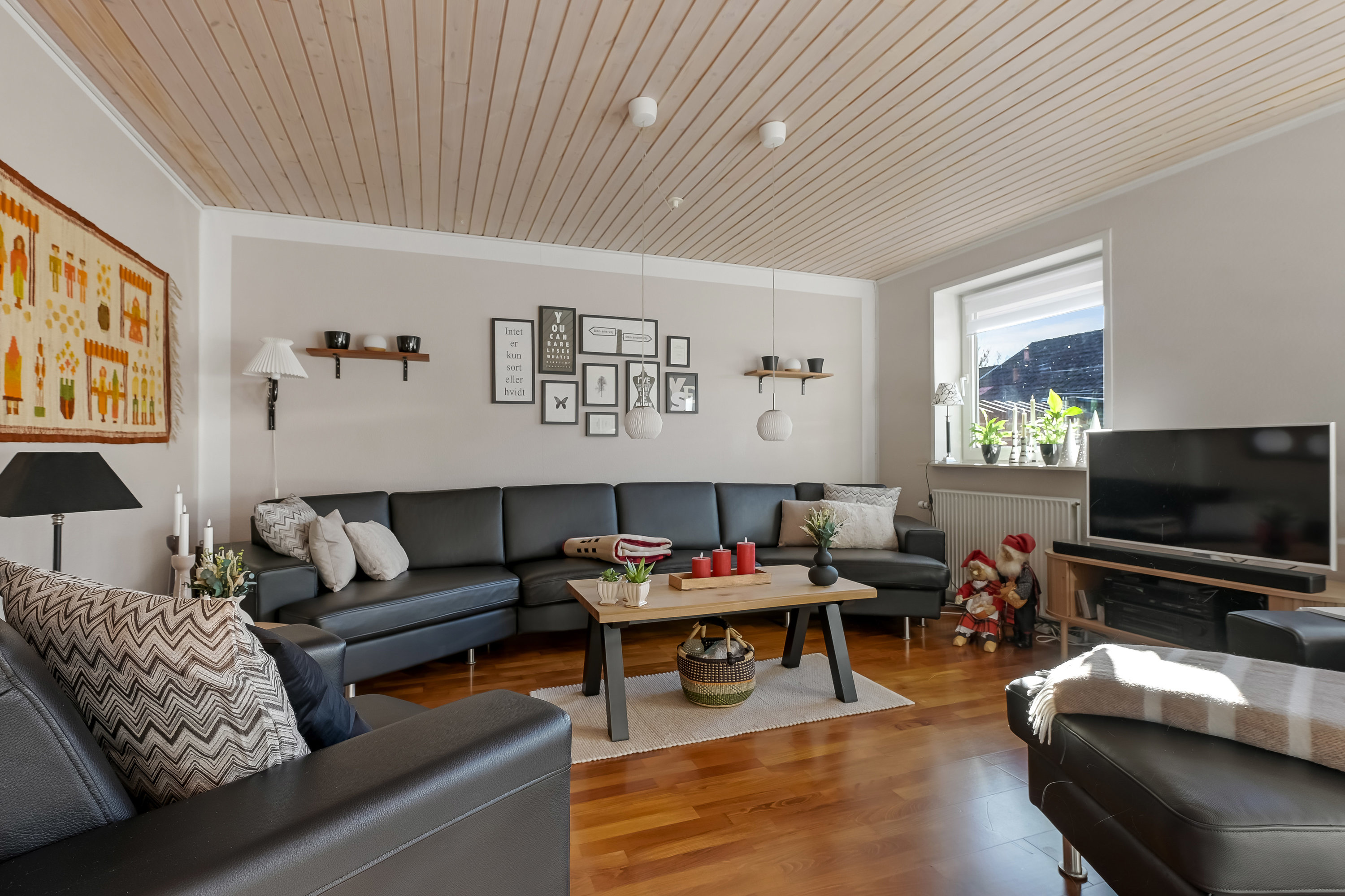 Fremhævet stue billede i fuldskærmstilstand. Billede af Lysningen 26, 7190 Billund