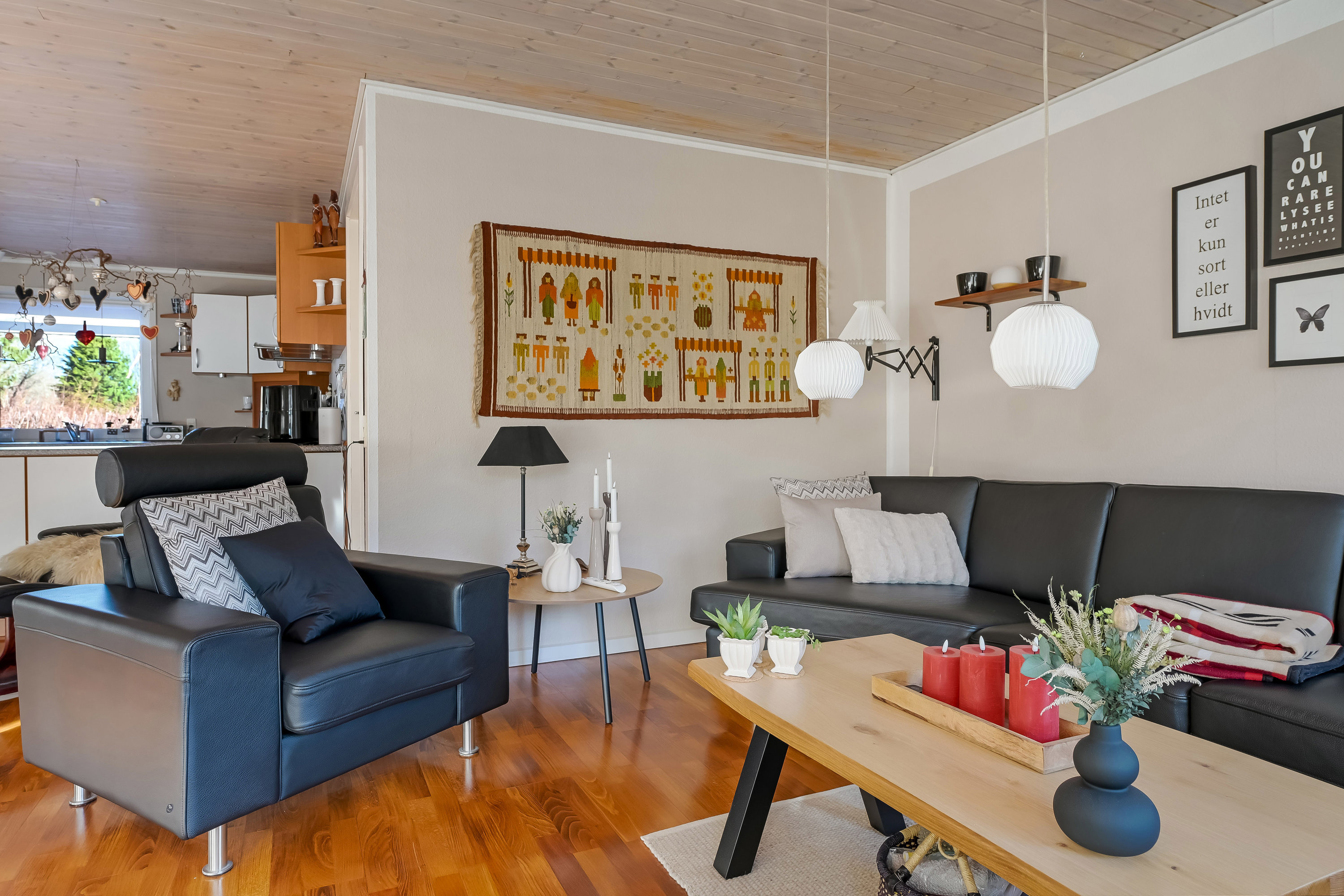 Fremhævet stue billede i fuldskærmstilstand. Billede af Lysningen 26, 7190 Billund