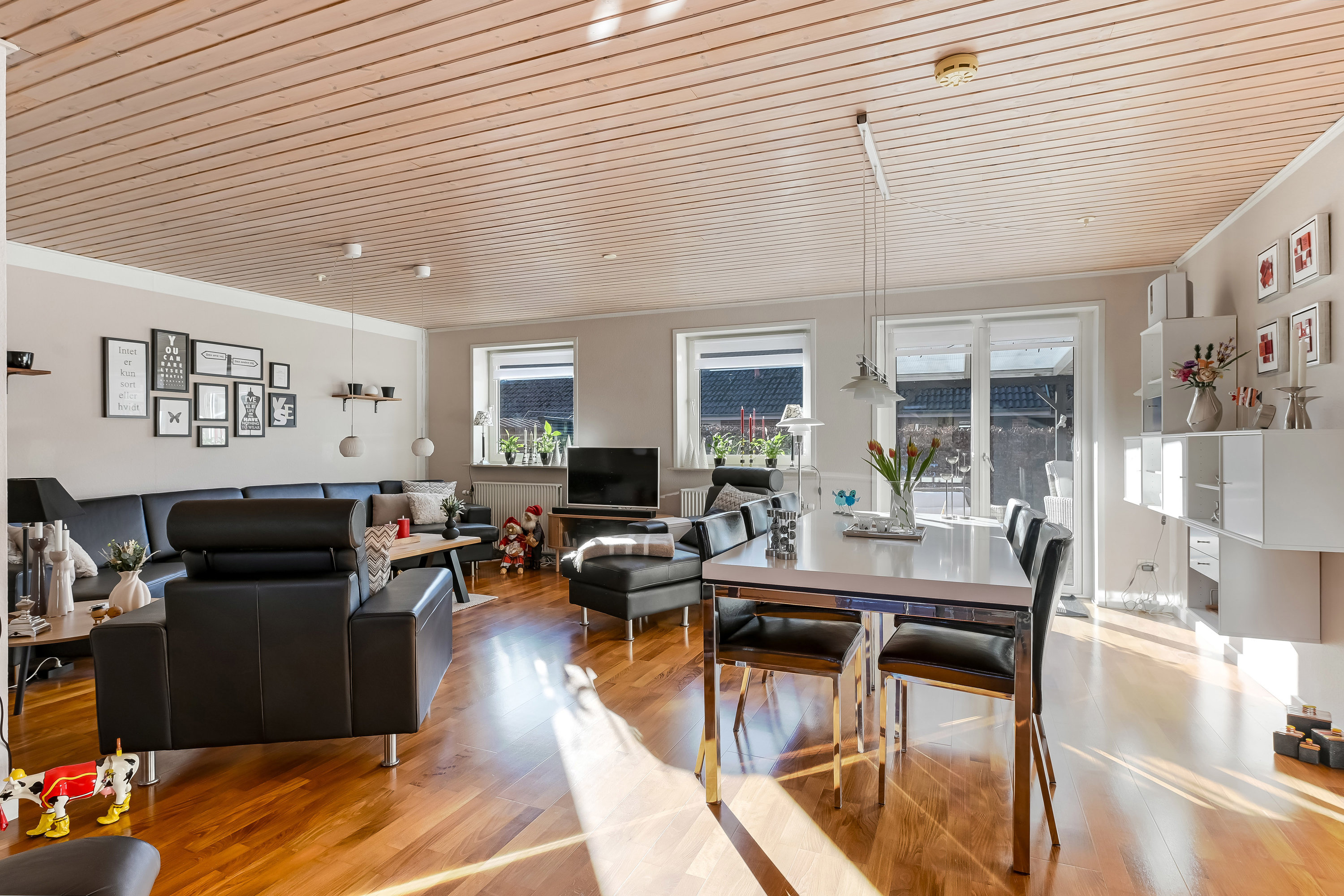 Fremhævet stue billede i fuldskærmstilstand. Billede af Lysningen 26, 7190 Billund