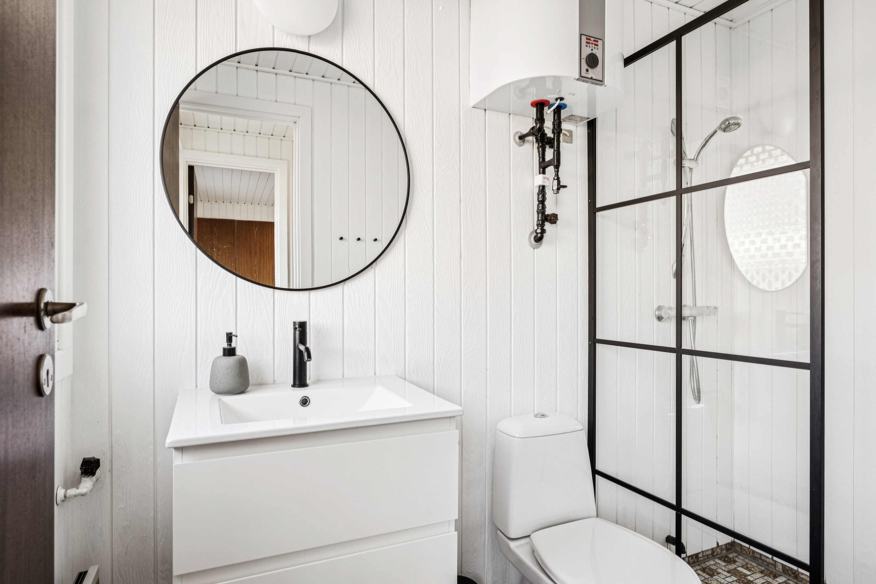 Fremhævet badeværelse billede i fuldskærmstilstand. Billede af Lådenbjerg 31, Skødshoved Strand, 8420 Knebel