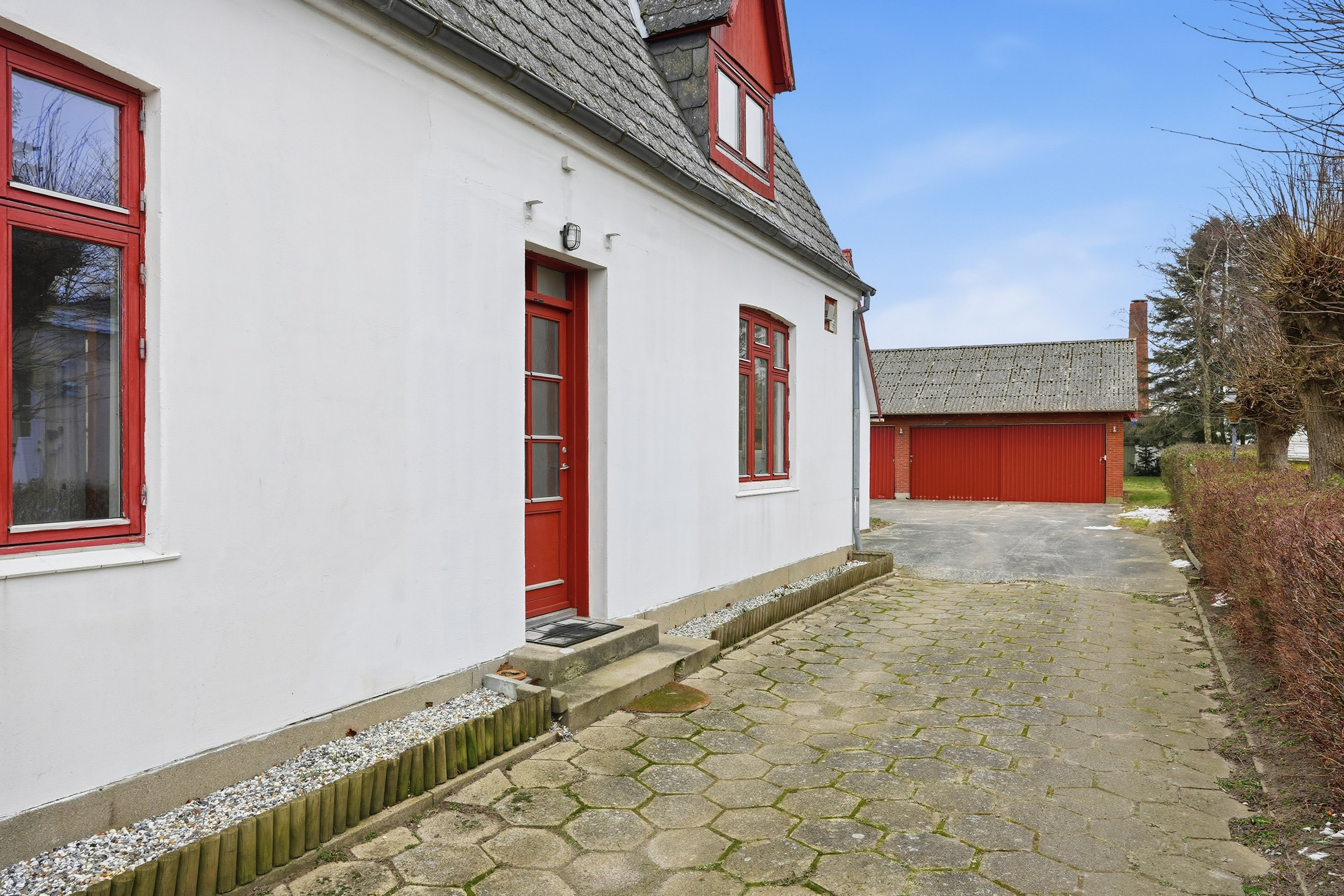 Fremhævet facade billede i fuldskærmstilstand. Billede af Stationsvej 9, Uggerslev, 5450 Otterup