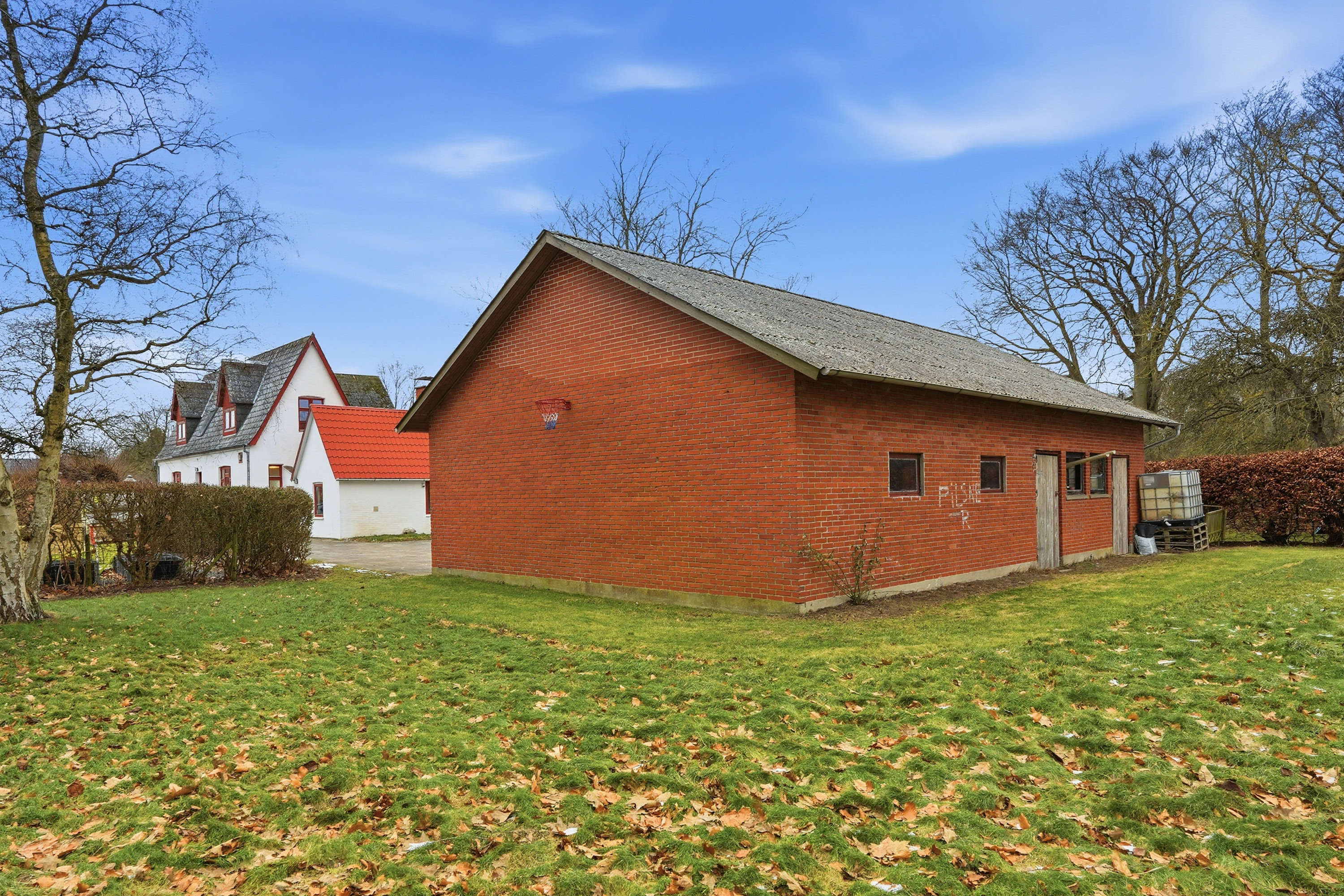 Fremhævet facade billede i fuldskærmstilstand. Billede af Stationsvej 9, Uggerslev, 5450 Otterup