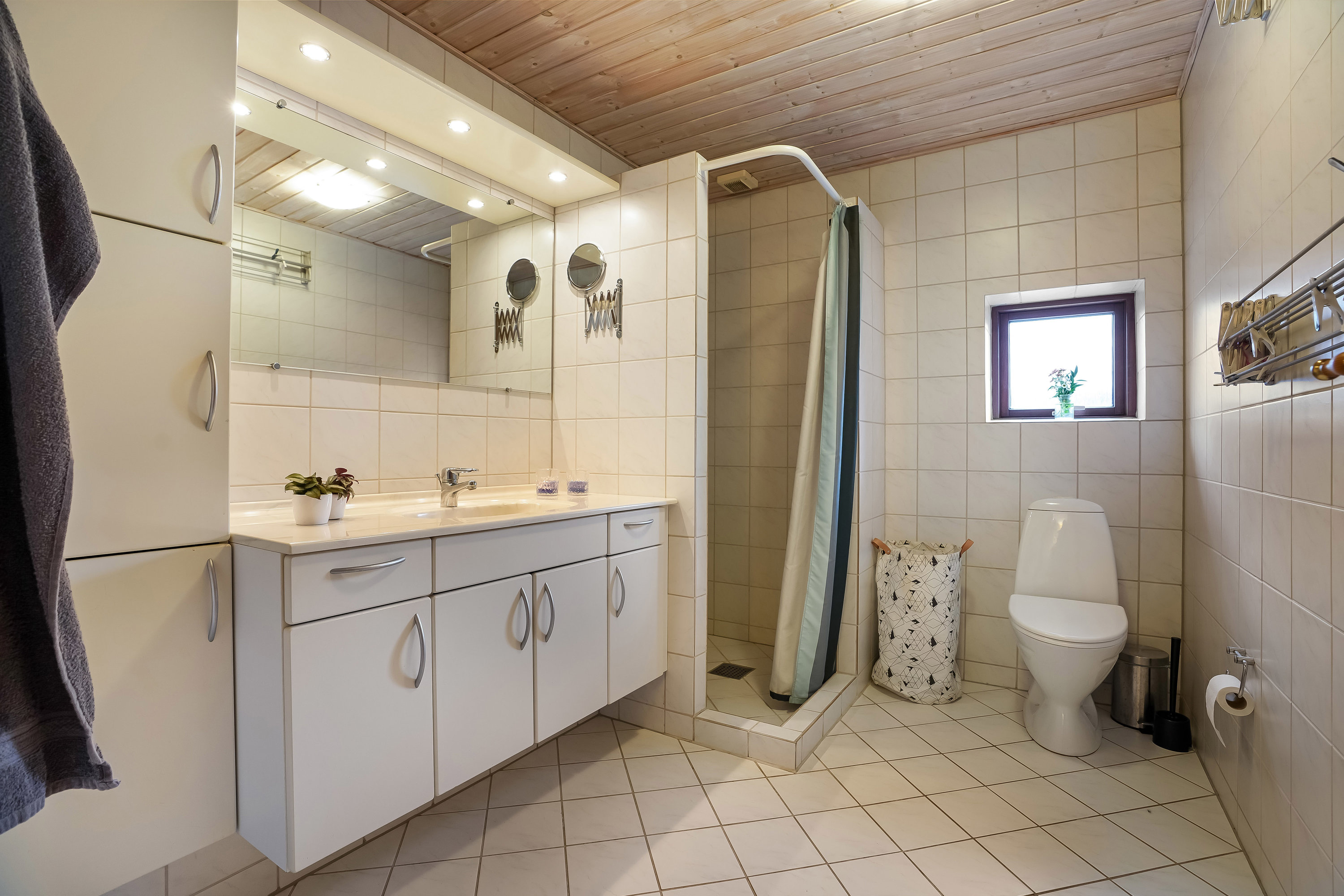 Fremhævet badeværelse billede i fuldskærmstilstand. Billede af A G Jensens Vej 4, 7250 Hejnsvig