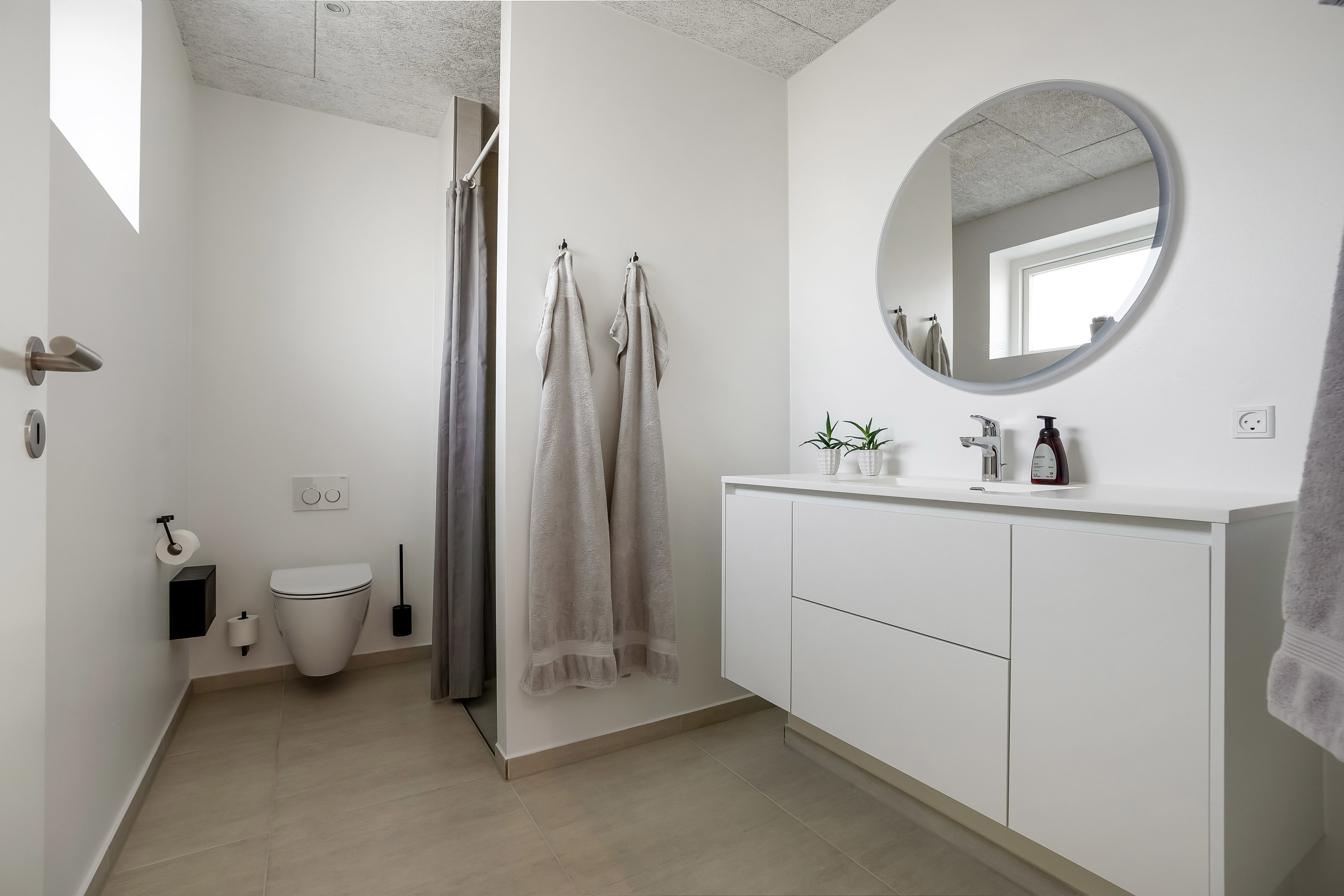 Fremhævet badeværelse billede i fuldskærmstilstand. Billede af Valmuen 16, 7190 Billund