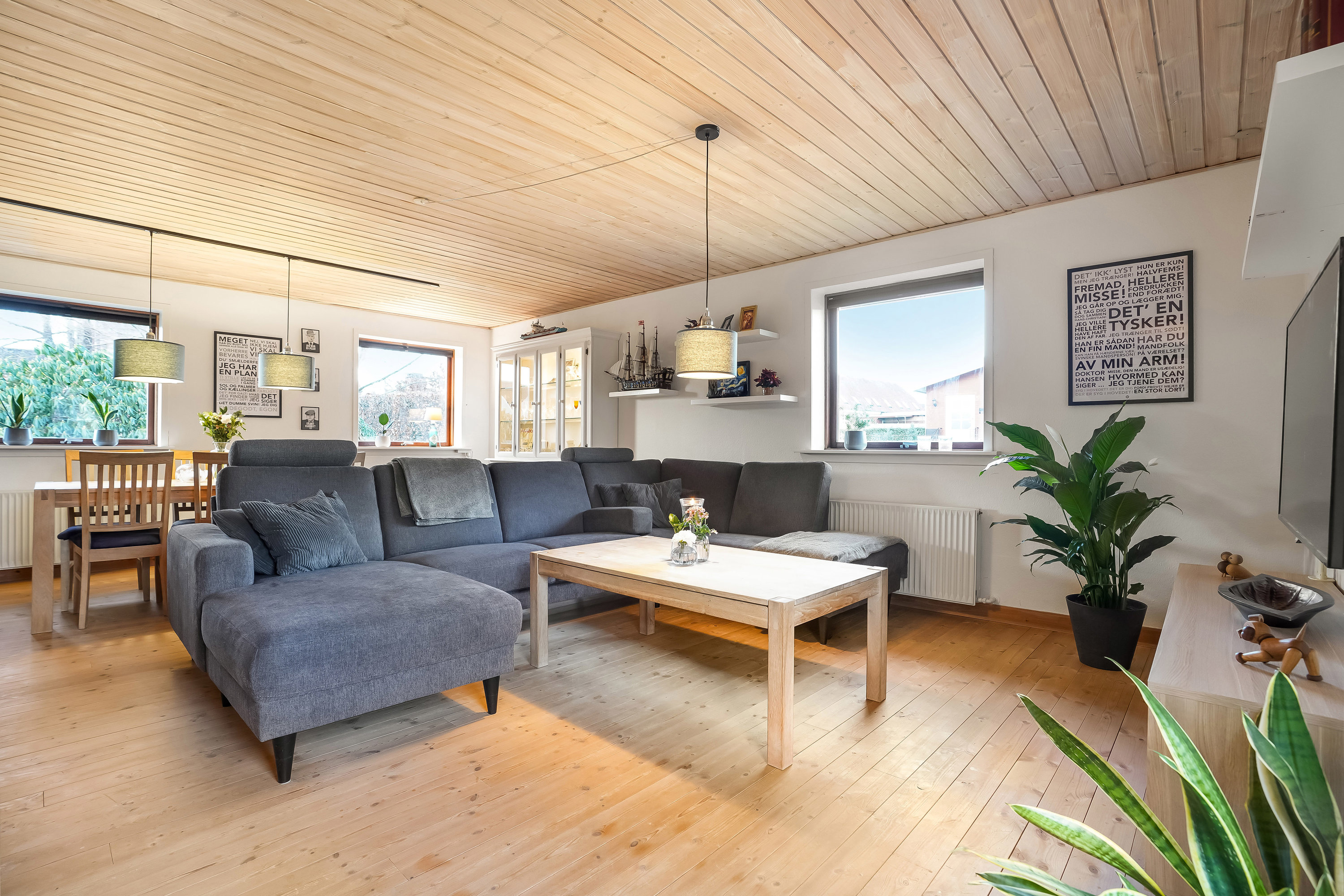 Fremhævet stue billede i fuldskærmstilstand. Billede af A G Jensens Vej 4, 7250 Hejnsvig