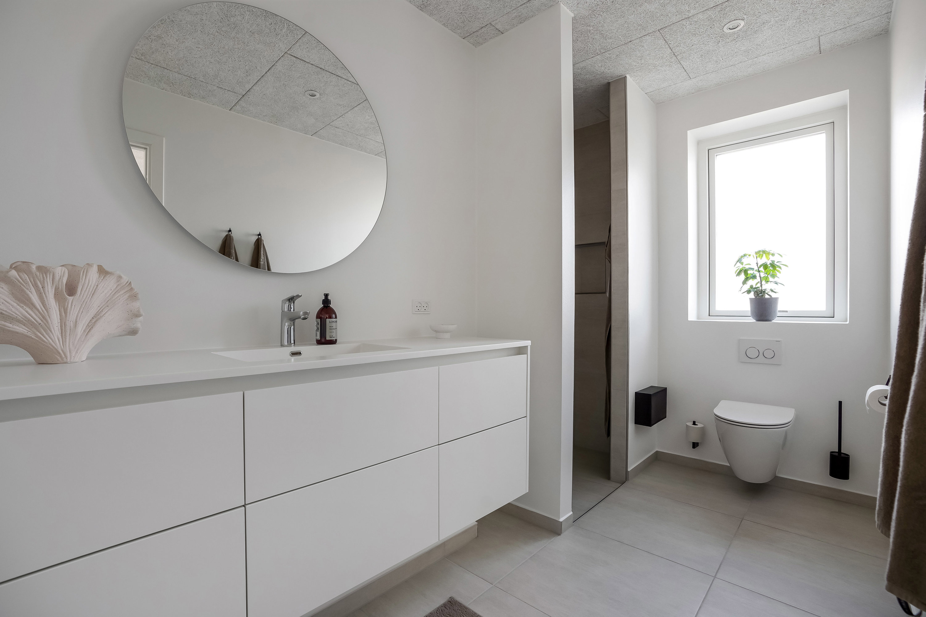 Fremhævet badeværelse billede i fuldskærmstilstand. Billede af Valmuen 16, 7190 Billund