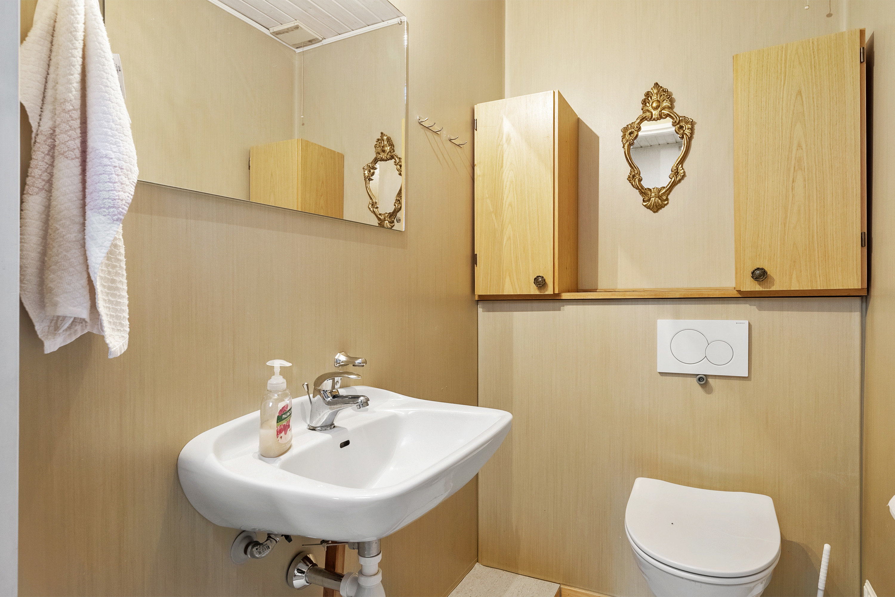 Fremhævet toilet billede i fuldskærmstilstand. Billede af Hvedemarken 20, 8362 Hørning