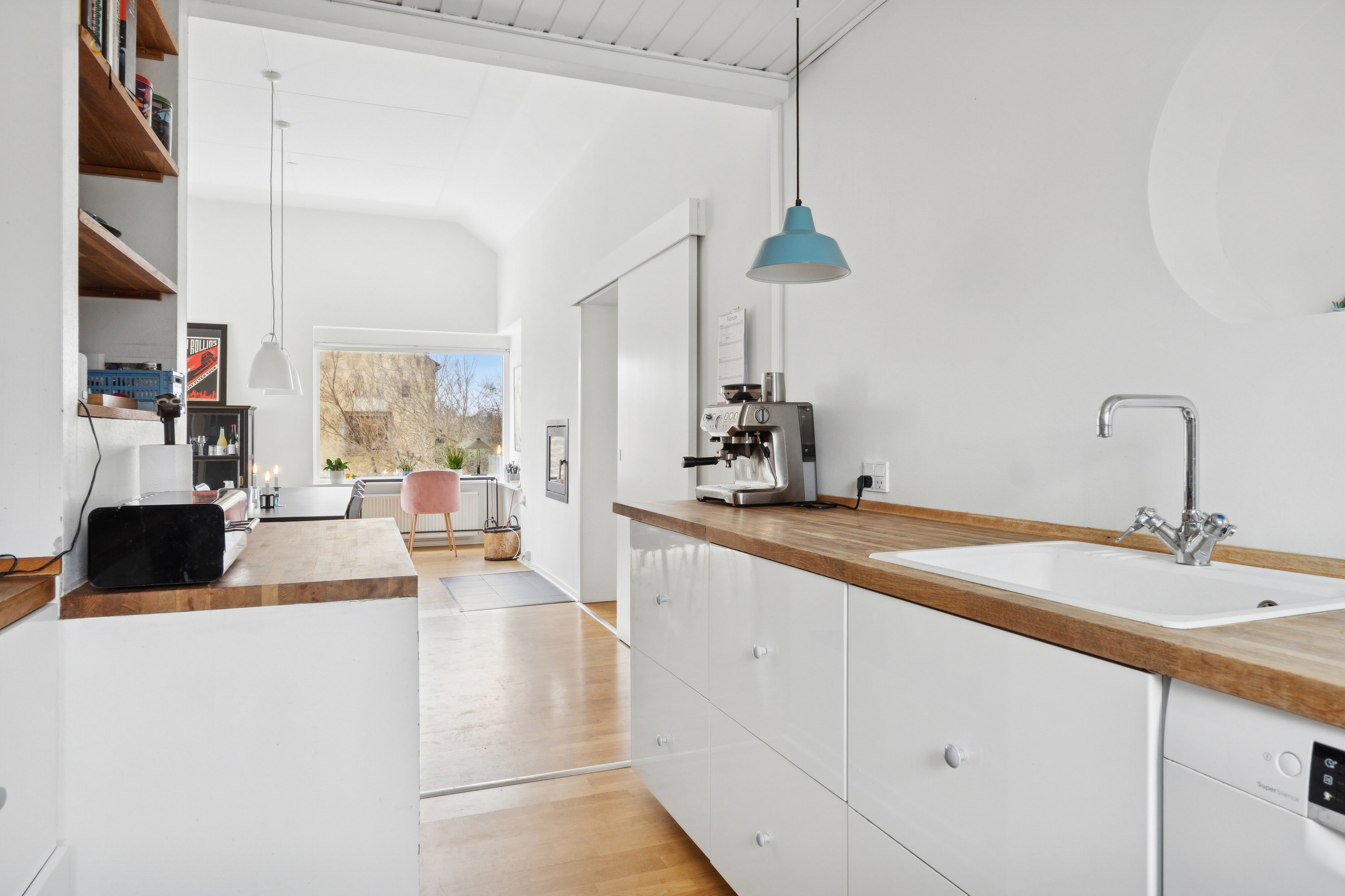 Fremhævet køkken billede i fuldskærmstilstand. Billede af Wienervej 17, 2830 Virum