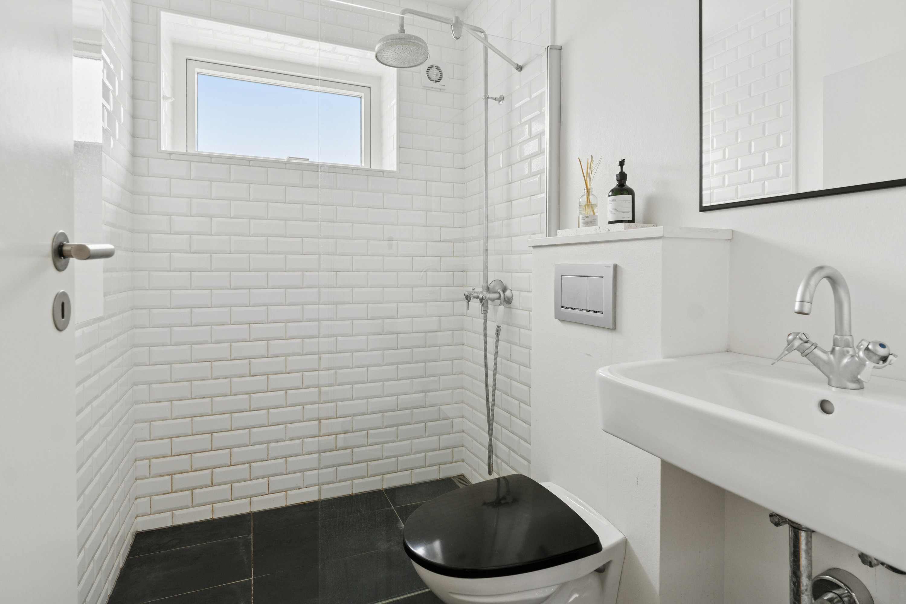 Fremhævet badeværelse billede i fuldskærmstilstand. Billede af Wienervej 17, 2830 Virum