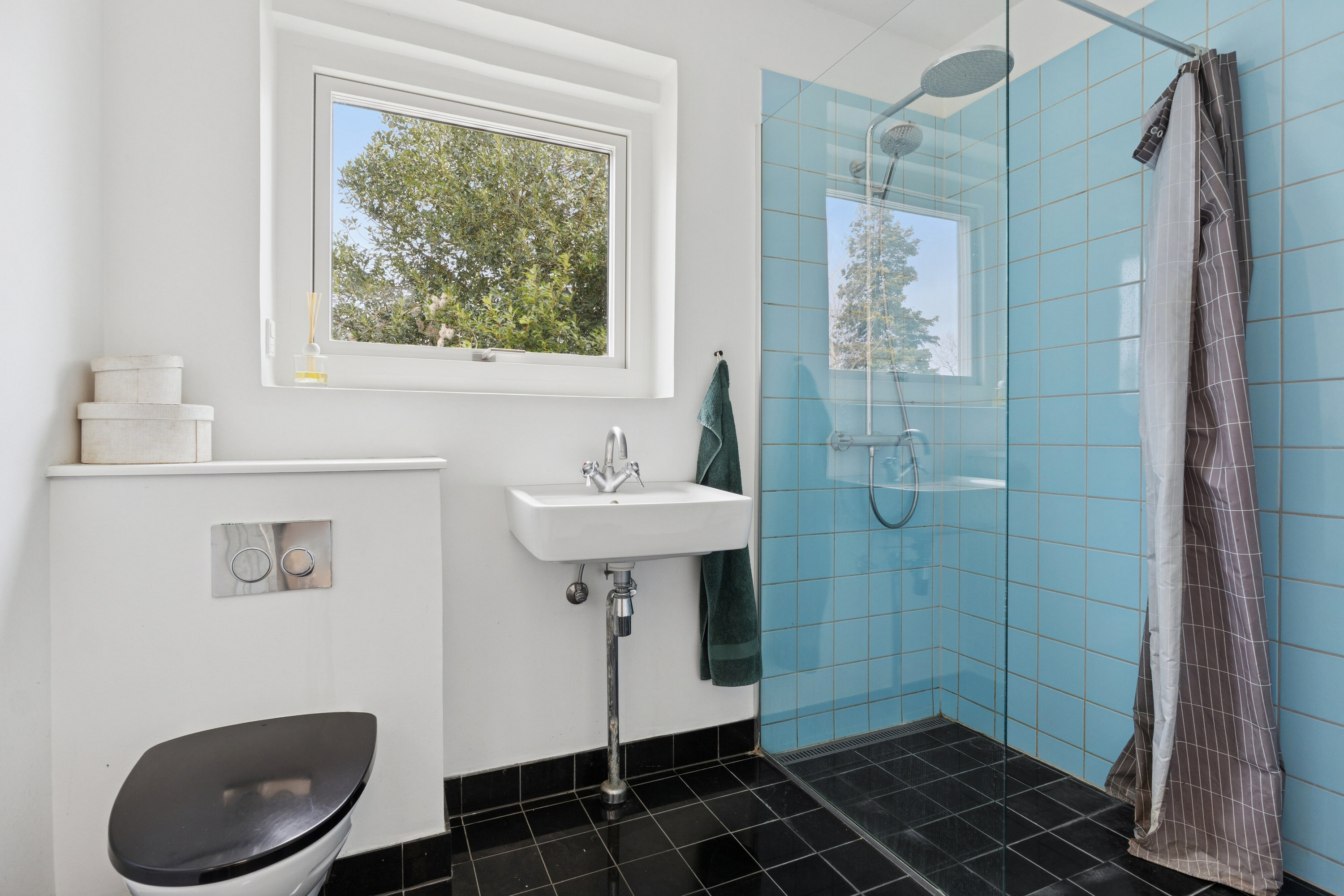 Fremhævet badeværelse billede i fuldskærmstilstand. Billede af Wienervej 17, 2830 Virum