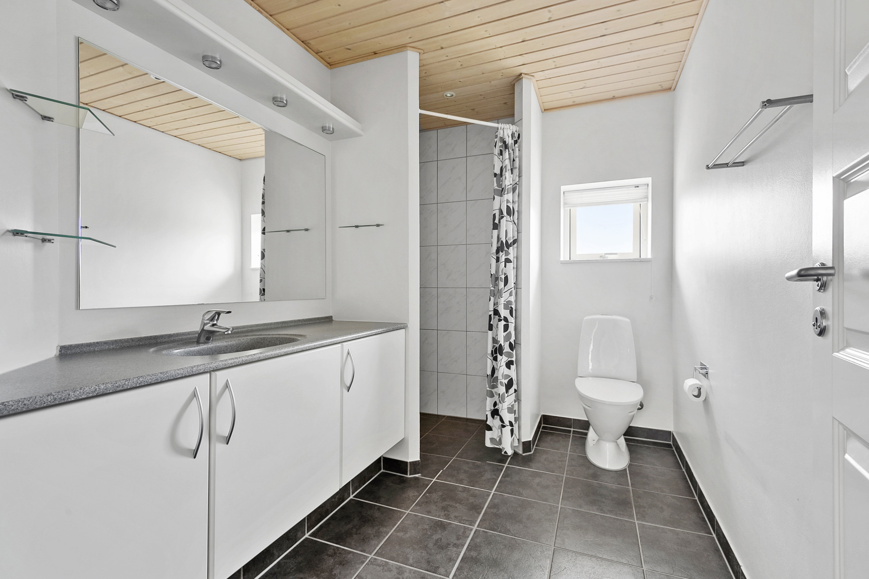 Fremhævet badeværelse billede i fuldskærmstilstand. Billede af Skoletoften 90, Guldager, 6710 Esbjerg V