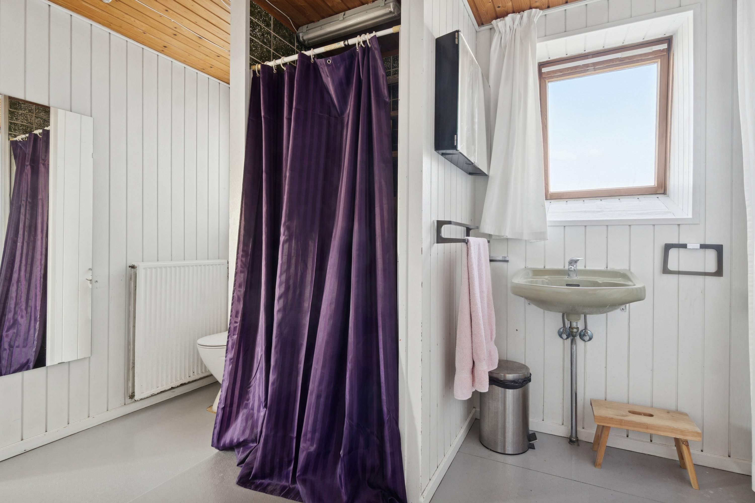 Fremhævet badeværelse billede i fuldskærmstilstand. Billede af Ll Karlsmindevej 11, 3390 Hundested