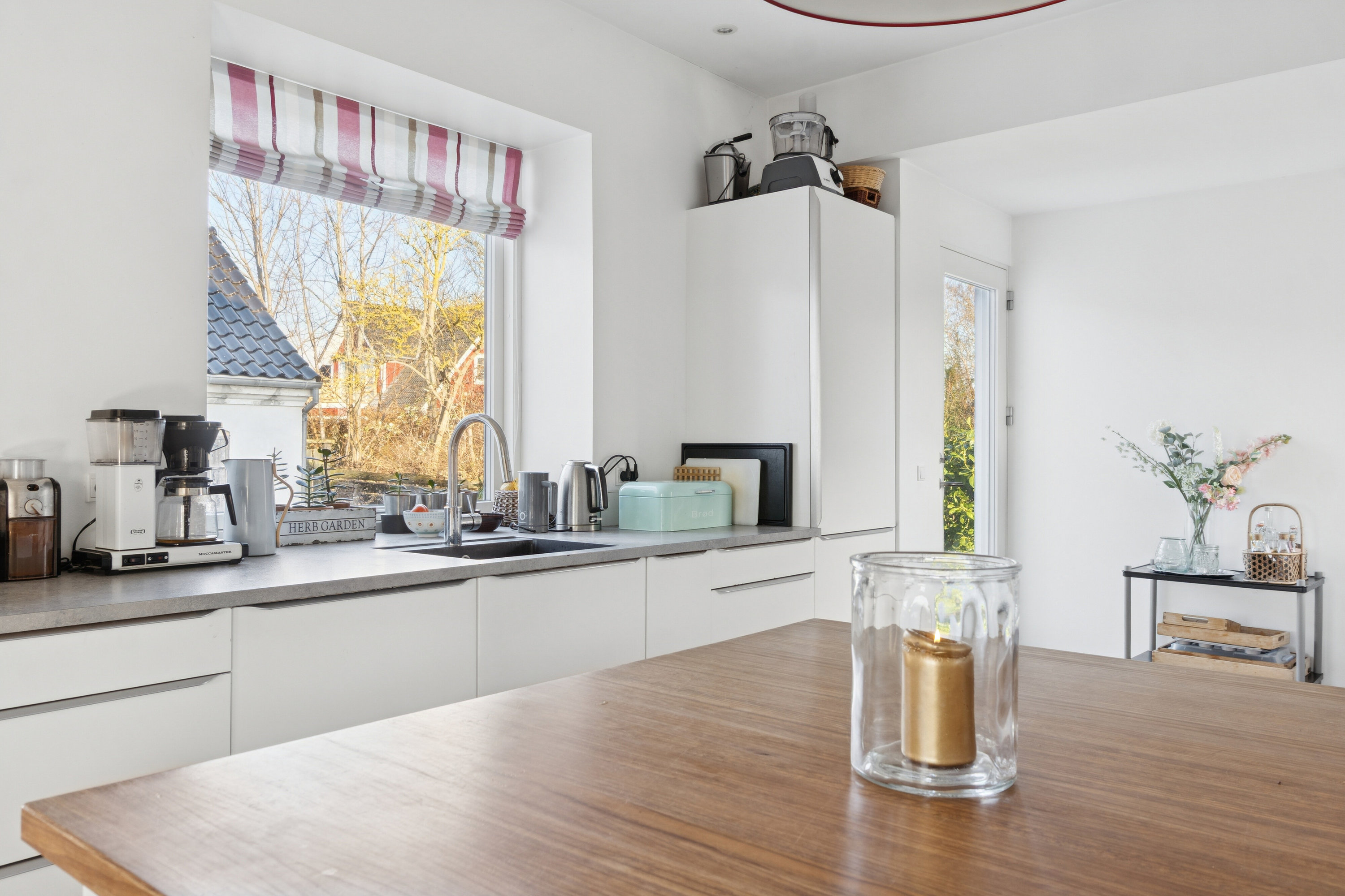 Fremhævet køkken billede i fuldskærmstilstand. Billede af Ll Karlsmindevej 11, 3390 Hundested