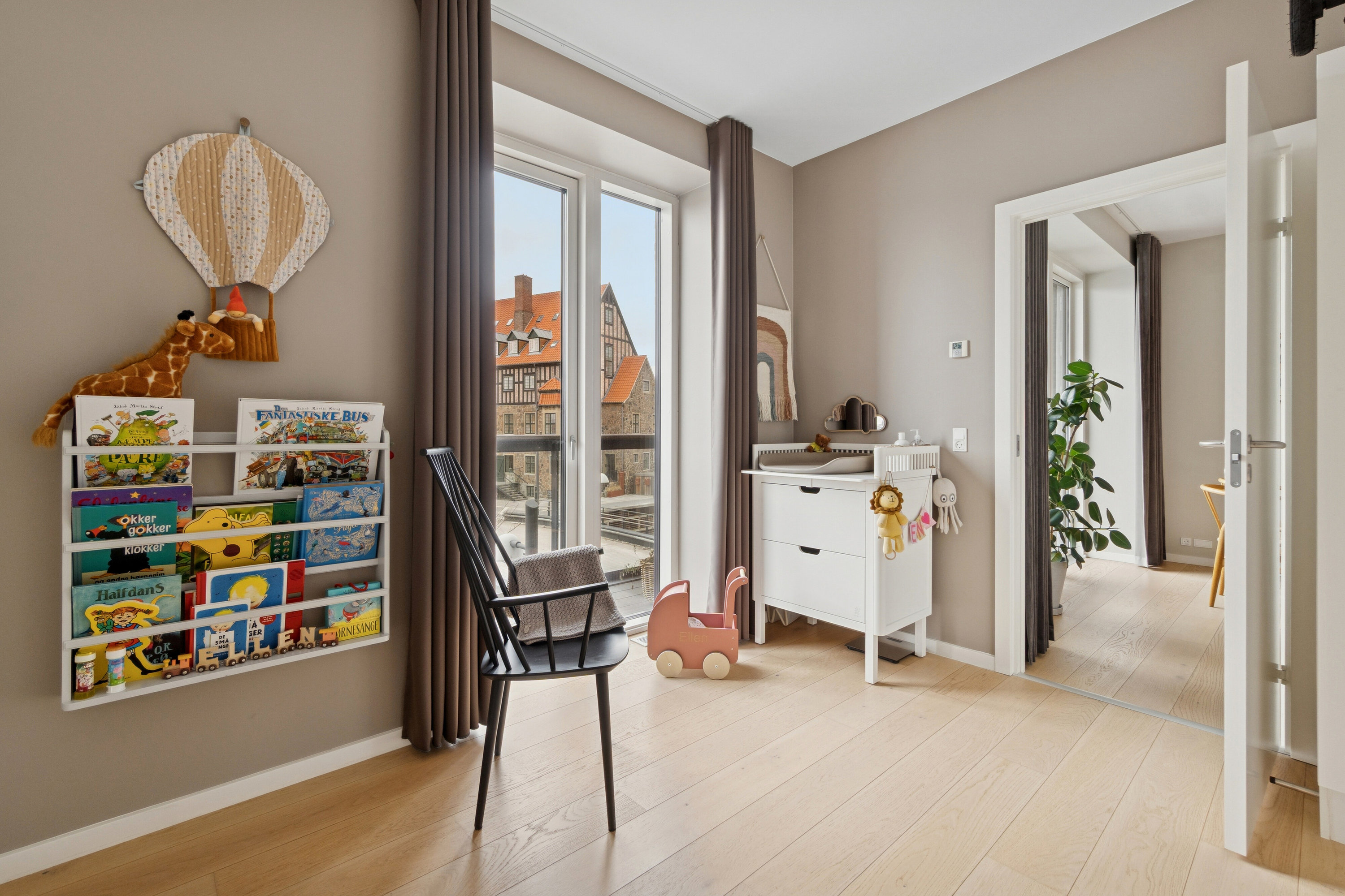 Fremhævet børneværelse billede i fuldskærmstilstand. Billede af Martin Luther Kings Vej 13, 1. tv., 2450 København SV