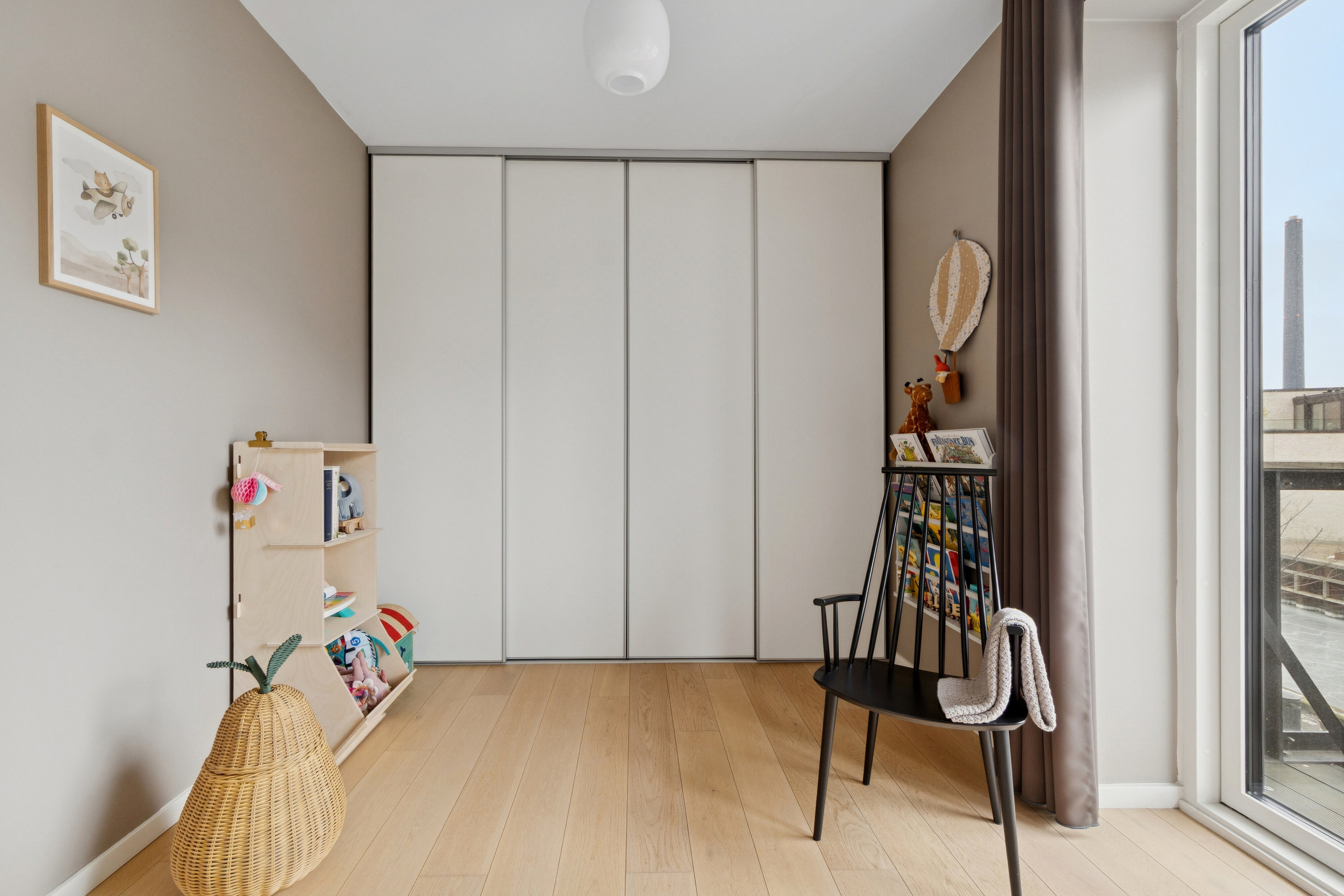 Fremhævet indendørs billede i fuldskærmstilstand. Billede af Martin Luther Kings Vej 13, 1. tv., 2450 København SV