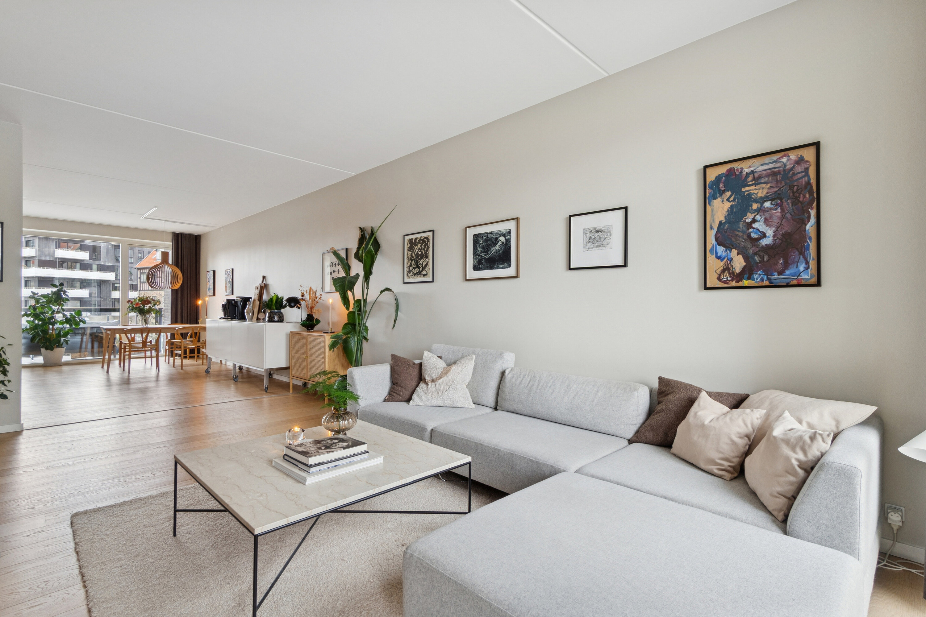 Fremhævet stue billede i fuldskærmstilstand. Billede af Martin Luther Kings Vej 13, 1. tv., 2450 København SV