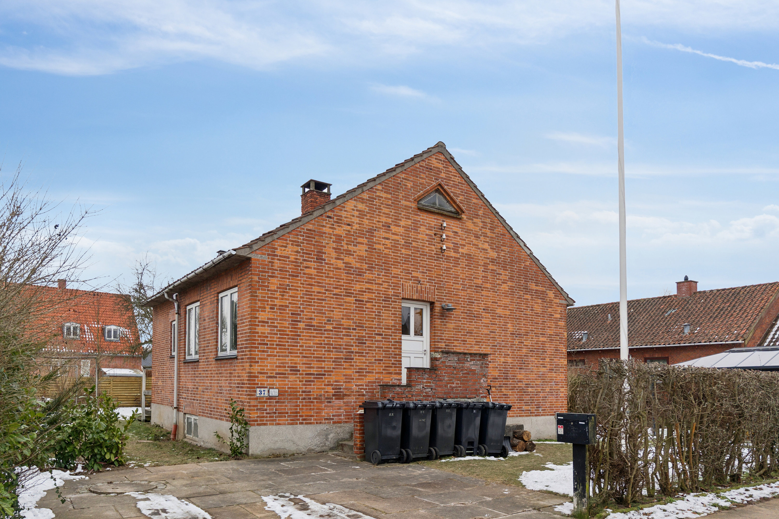 Fremhævet set fra vejen billede i fuldskærmstilstand. Billede af Valhøjs Alle 37, 2610 Rødovre