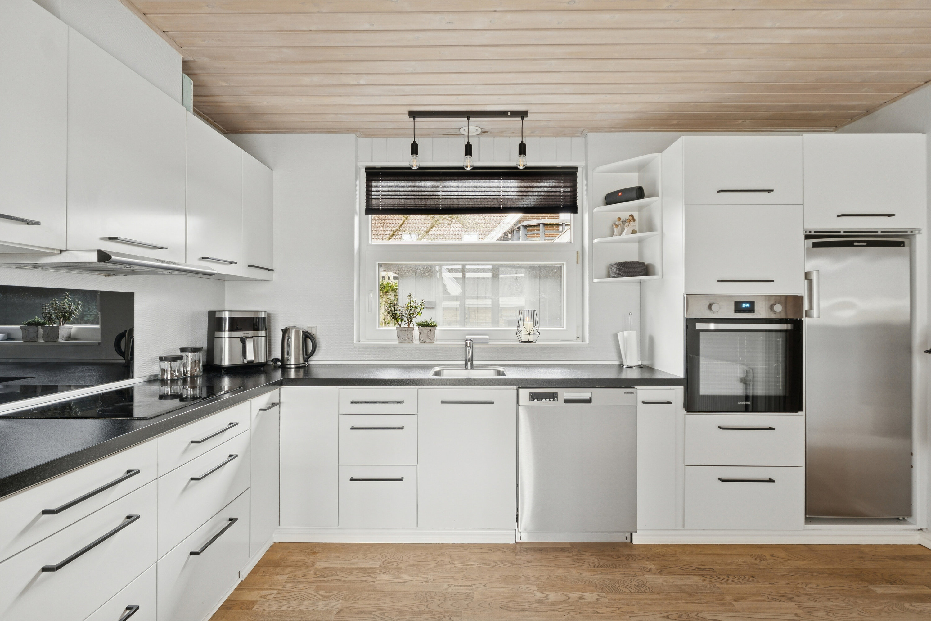 Fremhævet køkken billede i fuldskærmstilstand. Billede af Valmuevej 6, 9870 Sindal