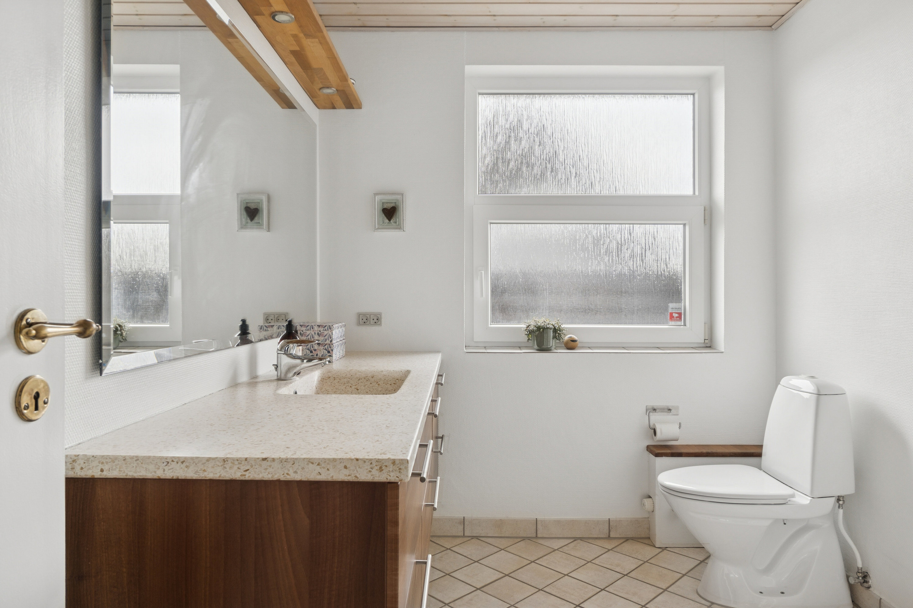 Fremhævet badeværelse billede i fuldskærmstilstand. Billede af Valmuevej 6, 9870 Sindal