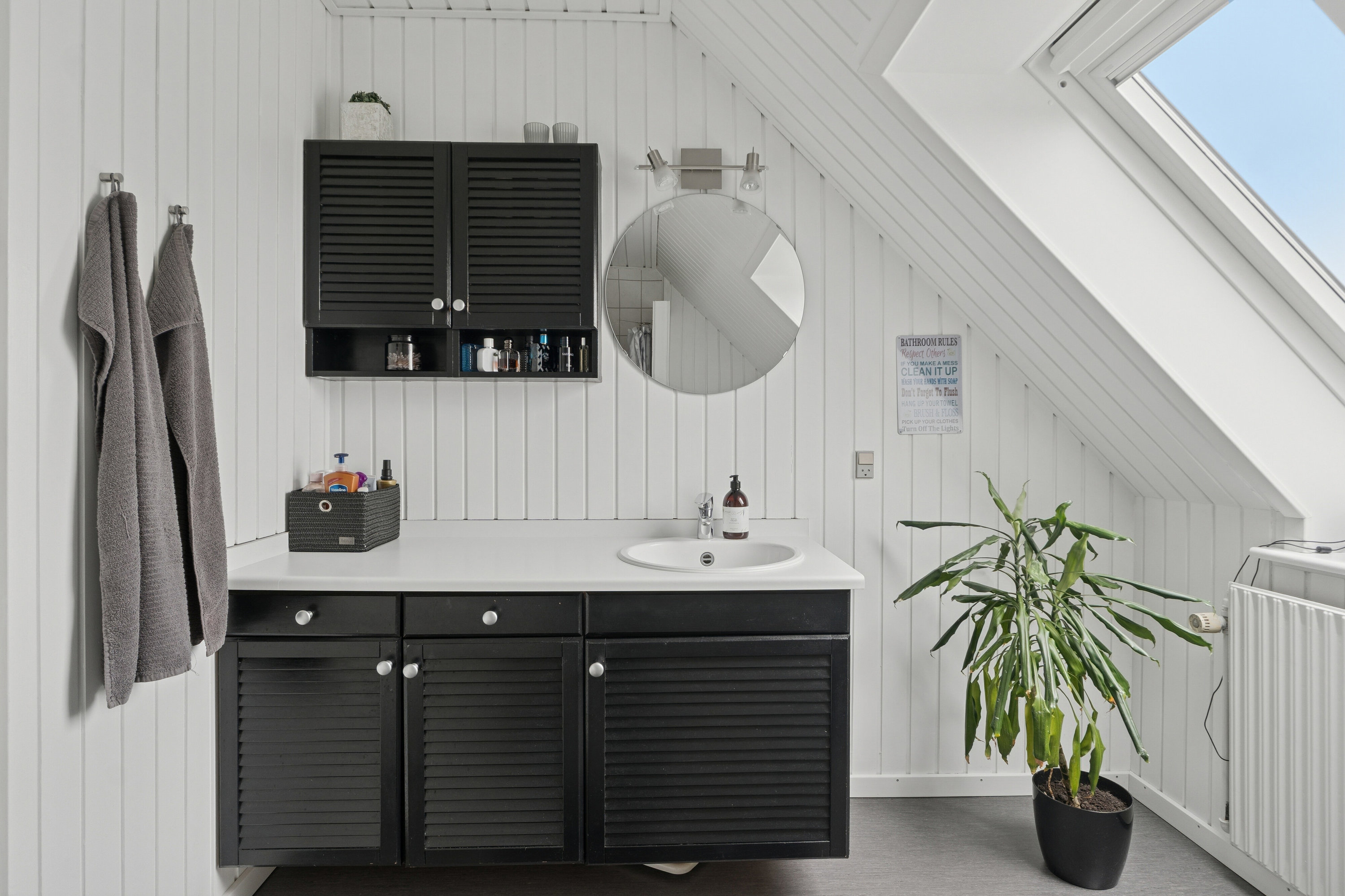 Fremhævet badeværelse billede i fuldskærmstilstand. Billede af Valmuevej 6, 9870 Sindal